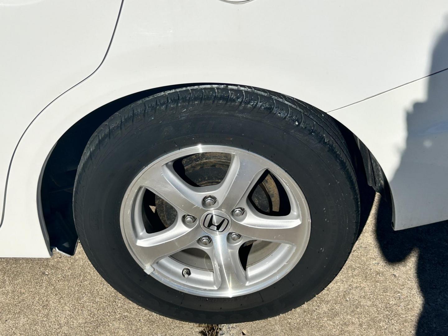 2013 White /Gray Honda Civic CNG (19XFB5F56DE) with an 1.8L L4 SOHC 16V CNG engine, 5A transmission, located at 17760 Hwy 62, Morris, OK, 74445, (918) 733-4887, 35.609104, -95.877060 - Photo#25