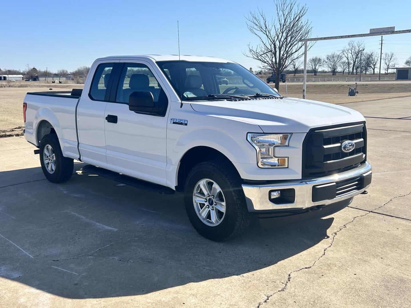 2017 White /Gray Ford F-150 SuperCab . 4WD (1FTFX1EF5HK) with an 5.0L V8 engine, 6A transmission, located at 17760 Hwy 62, Morris, OK, 74445, (918) 733-4887, 35.609104, -95.877060 - Photo#2