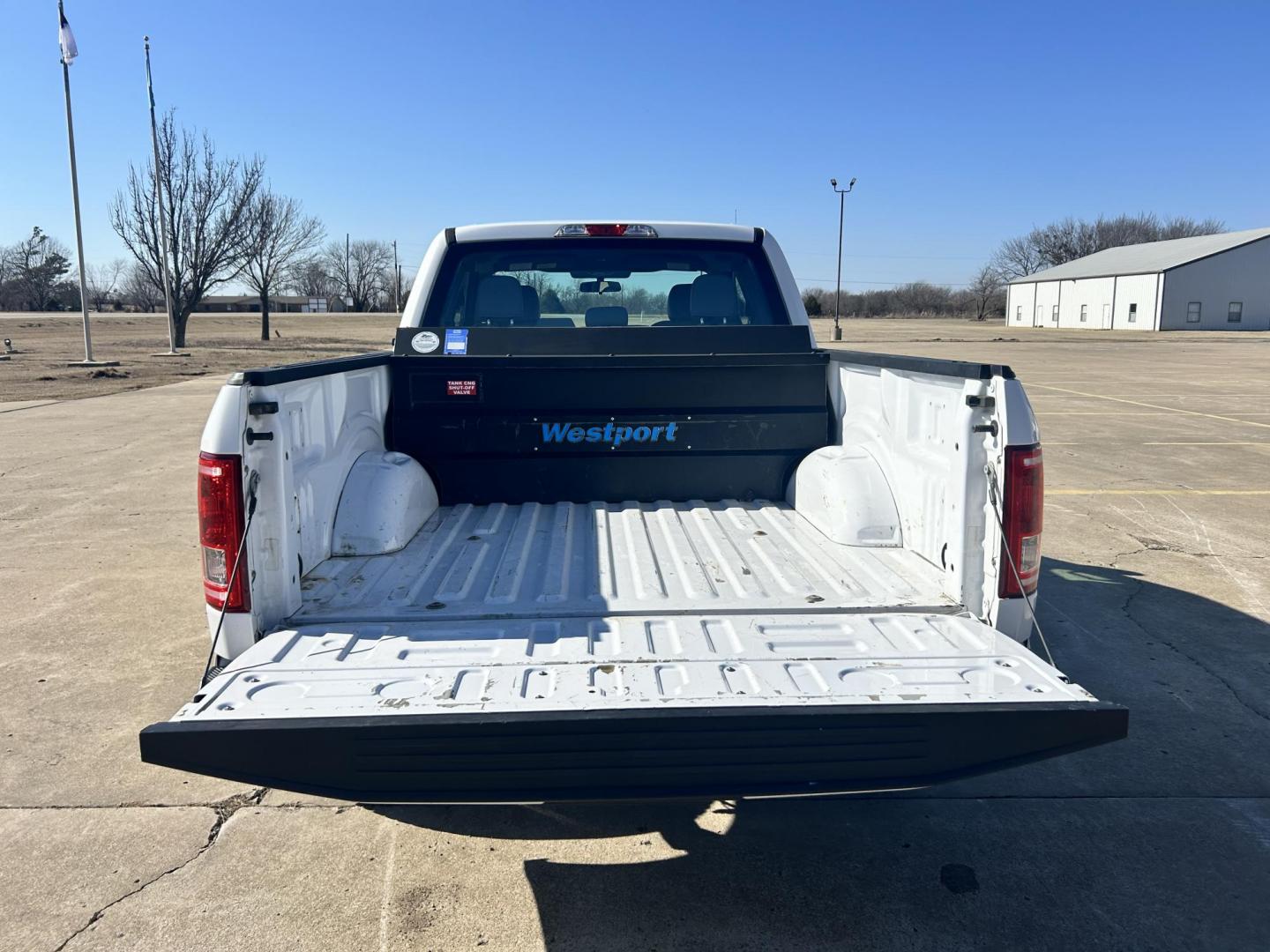 2017 White /Gray Ford F-150 SuperCab . 4WD (1FTFX1EF5HK) with an 5.0L V8 engine, 6A transmission, located at 17760 Hwy 62, Morris, OK, 74445, (918) 733-4887, 35.609104, -95.877060 - Photo#17