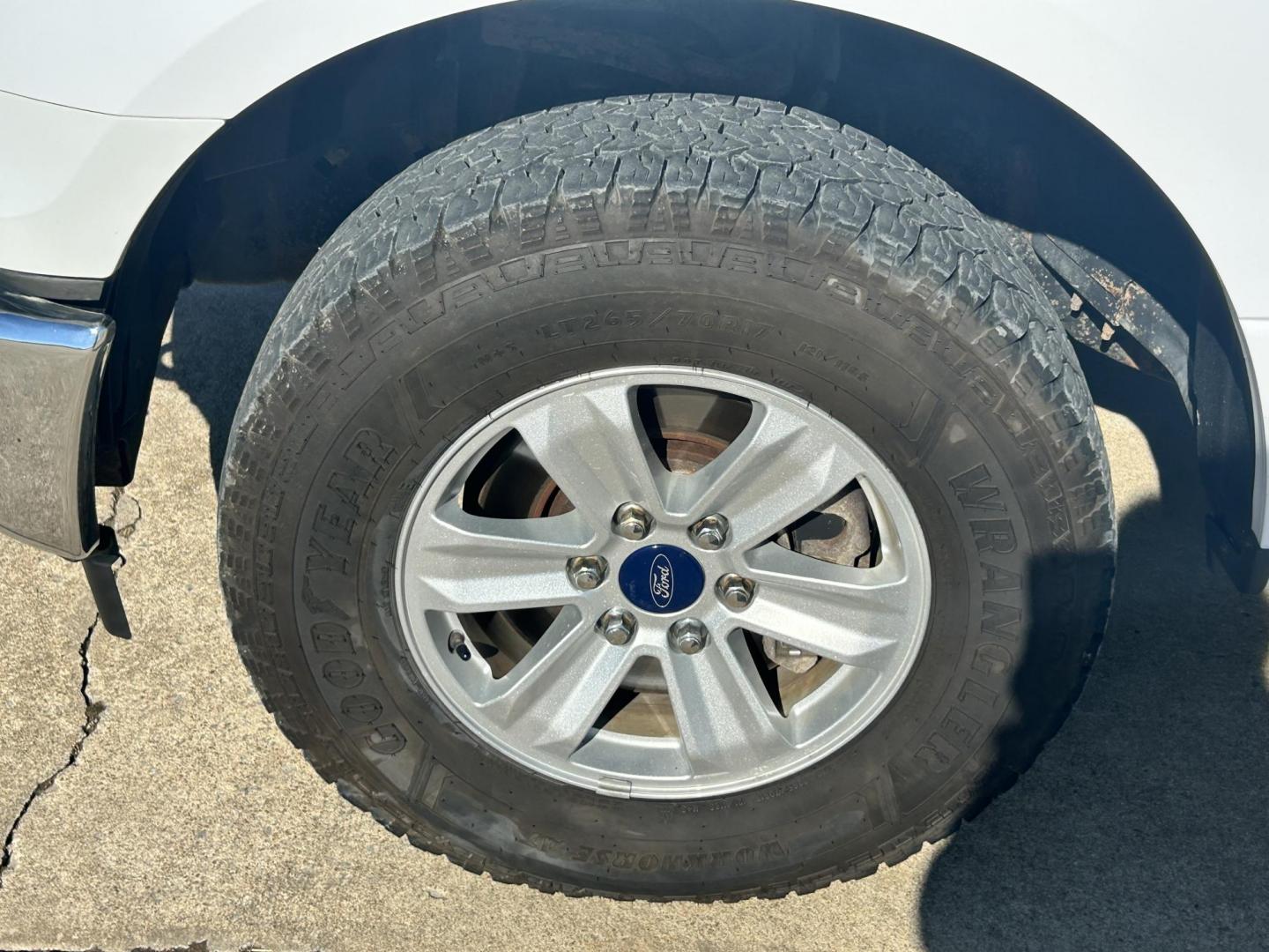 2017 White /Gray Ford F-150 SuperCab . 4WD (1FTFX1EF5HK) with an 5.0L V8 engine, 6A transmission, located at 17760 Hwy 62, Morris, OK, 74445, (918) 733-4887, 35.609104, -95.877060 - Photo#23