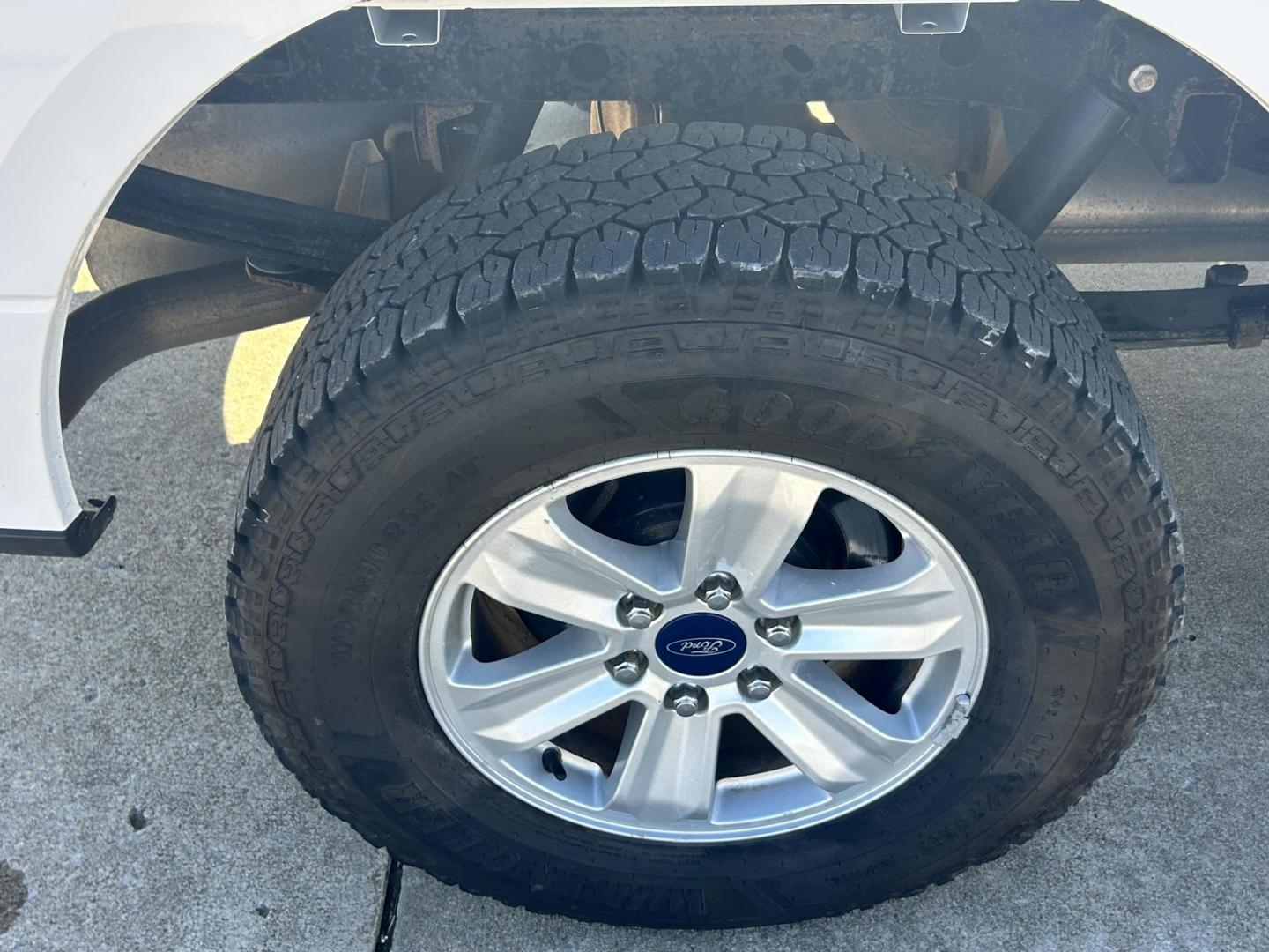 2017 White /Gray Ford F-150 SuperCab . 4WD (1FTFX1EF5HK) with an 5.0L V8 engine, 6A transmission, located at 17760 Hwy 62, Morris, OK, 74445, (918) 733-4887, 35.609104, -95.877060 - Photo#24