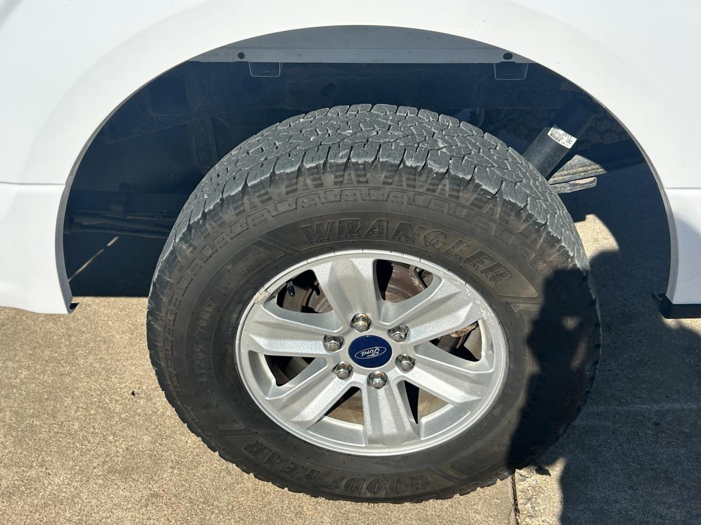 2017 White /Gray Ford F-150 SuperCab . 4WD (1FTFX1EF5HK) with an 5.0L V8 engine, 6A transmission, located at 17760 Hwy 62, Morris, OK, 74445, (918) 733-4887, 35.609104, -95.877060 - Photo#27