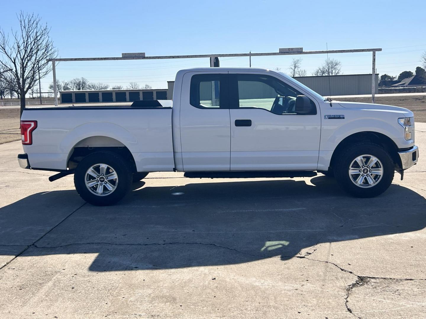 2017 White /Gray Ford F-150 SuperCab . 4WD (1FTFX1EF5HK) with an 5.0L V8 engine, 6A transmission, located at 17760 Hwy 62, Morris, OK, 74445, (918) 733-4887, 35.609104, -95.877060 - Photo#3