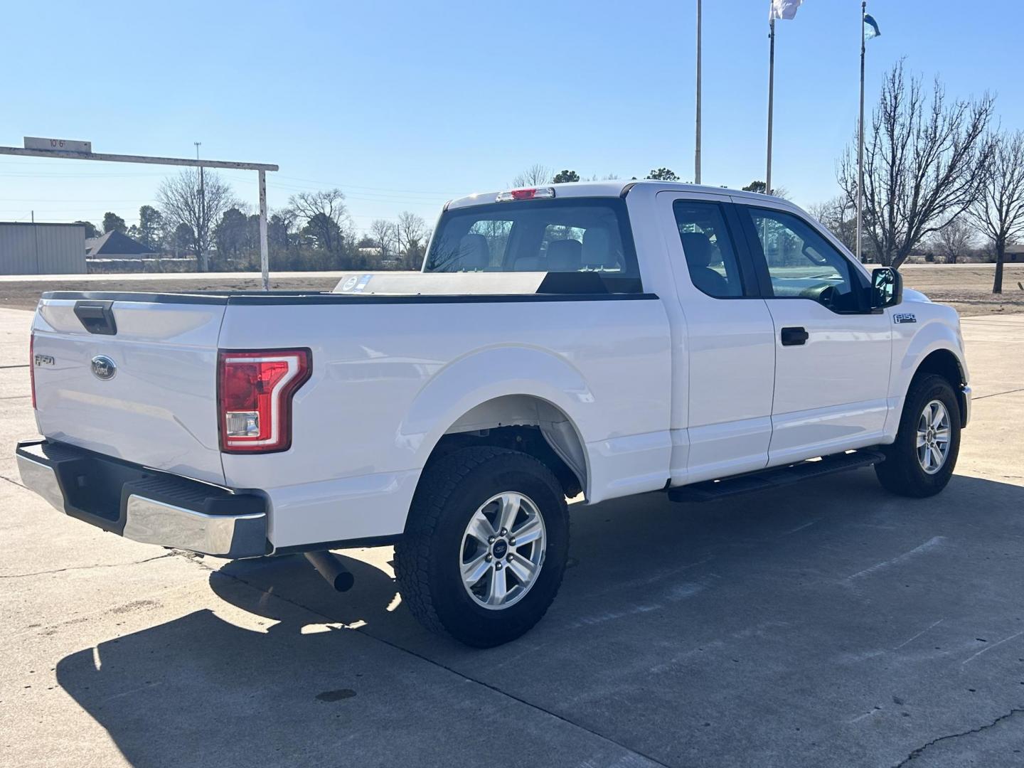 2017 White /Gray Ford F-150 SuperCab . 4WD (1FTFX1EF5HK) with an 5.0L V8 engine, 6A transmission, located at 17760 Hwy 62, Morris, OK, 74445, (918) 733-4887, 35.609104, -95.877060 - Photo#4