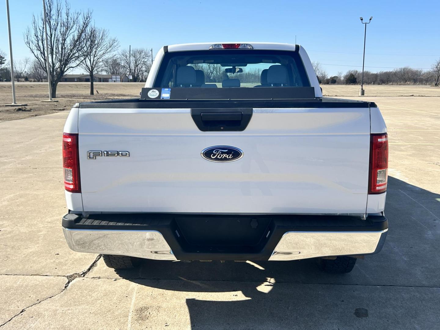 2017 White /Gray Ford F-150 SuperCab . 4WD (1FTFX1EF5HK) with an 5.0L V8 engine, 6A transmission, located at 17760 Hwy 62, Morris, OK, 74445, (918) 733-4887, 35.609104, -95.877060 - Photo#5