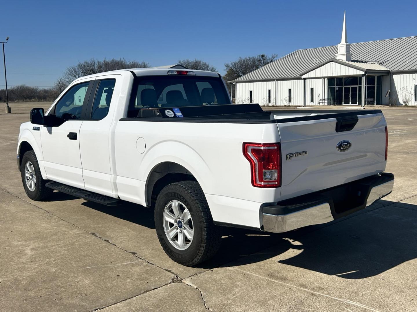 2017 White /Gray Ford F-150 SuperCab . 4WD (1FTFX1EF5HK) with an 5.0L V8 engine, 6A transmission, located at 17760 Hwy 62, Morris, OK, 74445, (918) 733-4887, 35.609104, -95.877060 - Photo#6