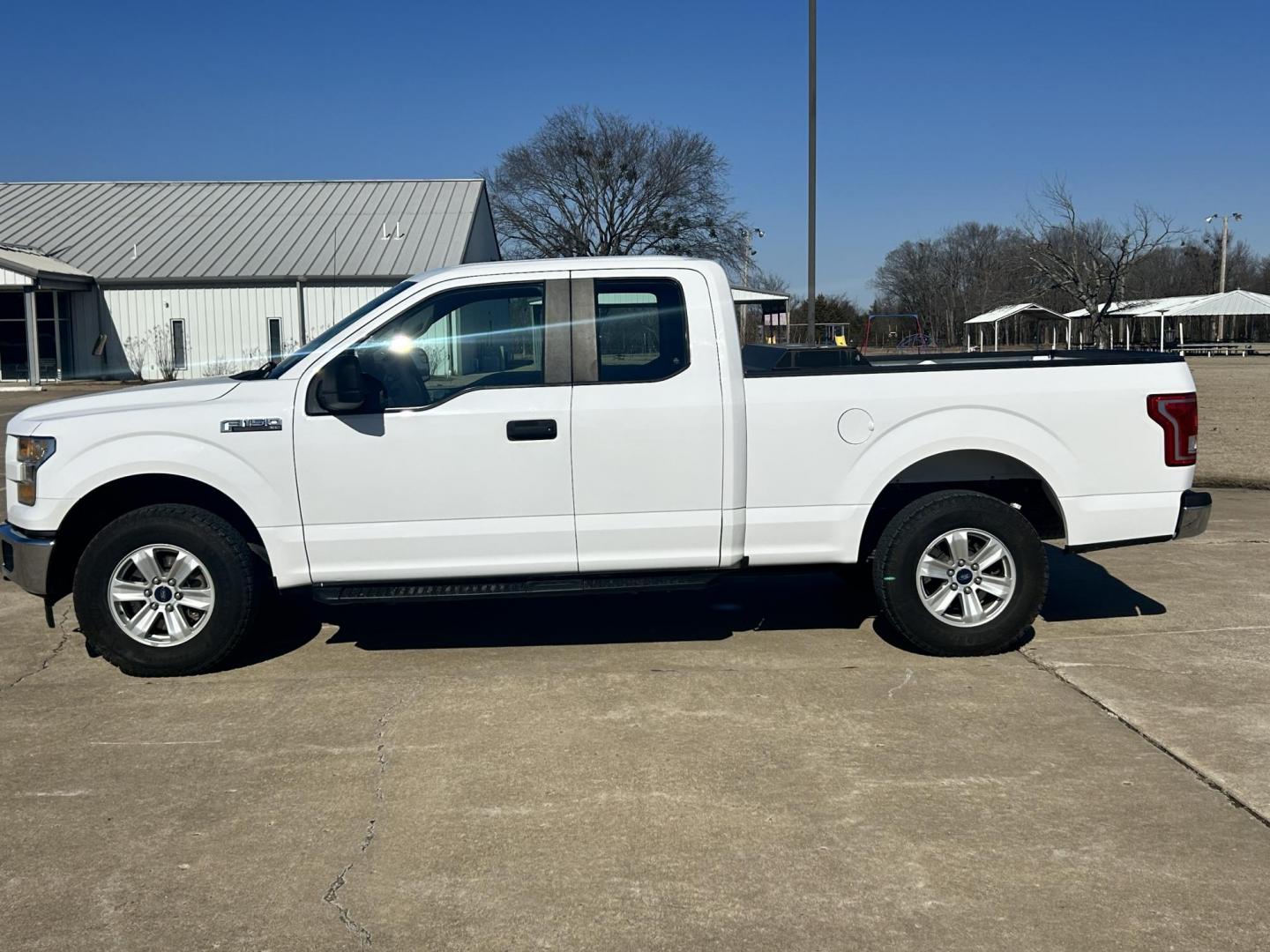 2017 White /Gray Ford F-150 SuperCab . 4WD (1FTFX1EF5HK) with an 5.0L V8 engine, 6A transmission, located at 17760 Hwy 62, Morris, OK, 74445, (918) 733-4887, 35.609104, -95.877060 - Photo#7