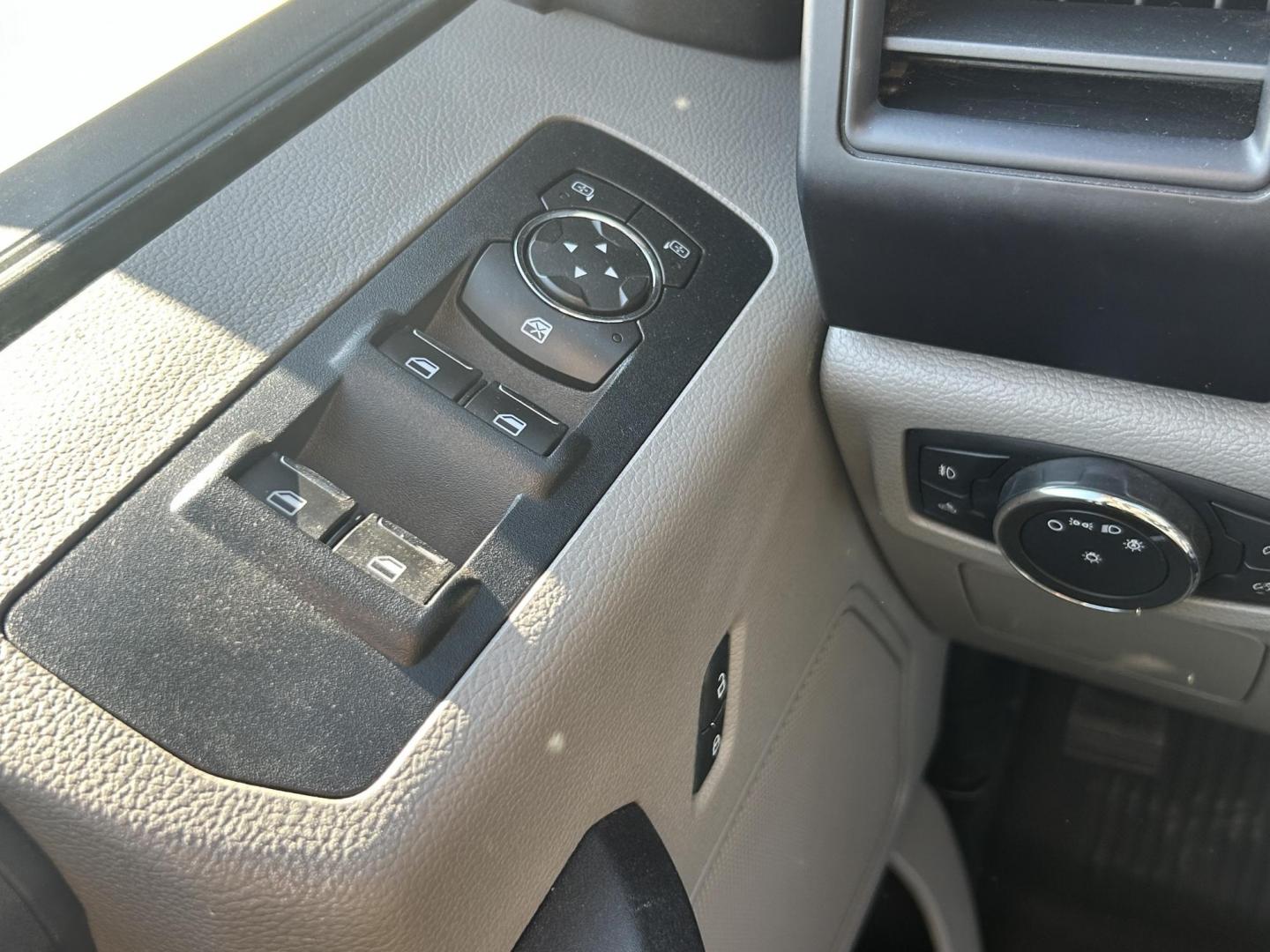 2017 White /Gray Ford F-150 SuperCab . 4WD (1FTFX1EF5HK) with an 5.0L V8 engine, 6A transmission, located at 17760 Hwy 62, Morris, OK, 74445, (918) 733-4887, 35.609104, -95.877060 - Photo#9