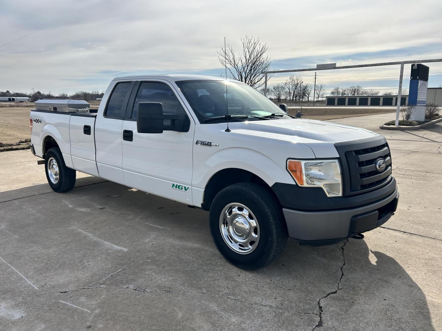 2012 White /Gray Ford F-150 XL SuperCab Bed 4WD (1FTVX1EF3CK) with an 5.0L V8 OHV 16V engine, 6-Speed Automatic transmission, located at 17760 Hwy 62, Morris, OK, 74445, (918) 733-4887, 35.609104, -95.877060 - 2012 FORD F-150 BI-FUEL SYSTEM RUNS ON CNG OR GASOLINE HAS THE 5.0L V8 AND IS 4WD. FEATURES POWER LOCKS, POWER WINDOWS, POWER MIRRORS, TOUCH SCREEN AM/FM STEREO, BLUETOOTH STEREO, CLOTH INTERIOR, BED LINER, CRUISE CONTROL, TRACTION CONTROL, TRAILER BRAKES, MULTI-FUNCTION STEERING CONTROL. A PREMIER - Photo#2