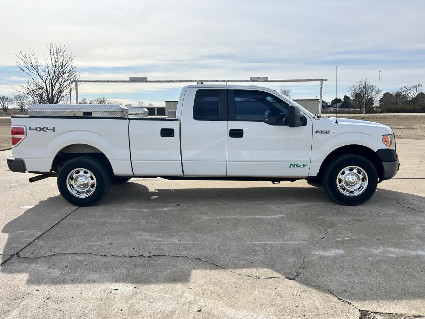 2012 White /Gray Ford F-150 XL SuperCab Bed 4WD (1FTVX1EF3CK) with an 5.0L V8 OHV 16V engine, 6-Speed Automatic transmission, located at 17760 Hwy 62, Morris, OK, 74445, (918) 733-4887, 35.609104, -95.877060 - 2012 FORD F-150 BI-FUEL SYSTEM RUNS ON CNG OR GASOLINE HAS THE 5.0L V8 AND IS 4WD. FEATURES POWER LOCKS, POWER WINDOWS, POWER MIRRORS, TOUCH SCREEN AM/FM STEREO, BLUETOOTH STEREO, CLOTH INTERIOR, BED LINER, CRUISE CONTROL, TRACTION CONTROL, TRAILER BRAKES, MULTI-FUNCTION STEERING CONTROL. A PREMIER - Photo#3