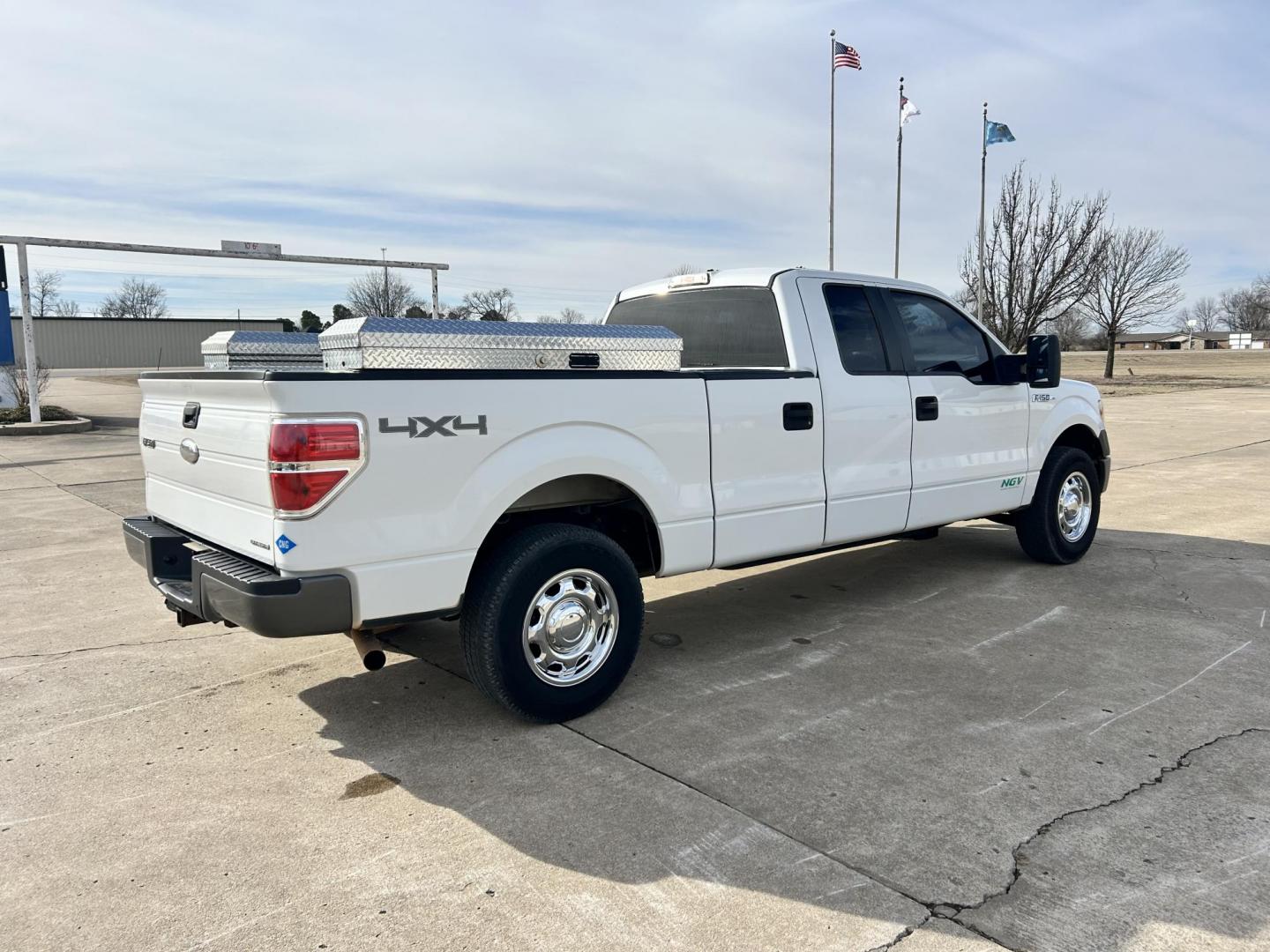 2012 White /Gray Ford F-150 XL SuperCab Bed 4WD (1FTVX1EF3CK) with an 5.0L V8 OHV 16V engine, 6-Speed Automatic transmission, located at 17760 Hwy 62, Morris, OK, 74445, (918) 733-4887, 35.609104, -95.877060 - 2012 FORD F-150 BI-FUEL SYSTEM RUNS ON CNG OR GASOLINE HAS THE 5.0L V8 AND IS 4WD. FEATURES POWER LOCKS, POWER WINDOWS, POWER MIRRORS, TOUCH SCREEN AM/FM STEREO, BLUETOOTH STEREO, CLOTH INTERIOR, BED LINER, CRUISE CONTROL, TRACTION CONTROL, TRAILER BRAKES, MULTI-FUNCTION STEERING CONTROL. A PREMIER - Photo#4