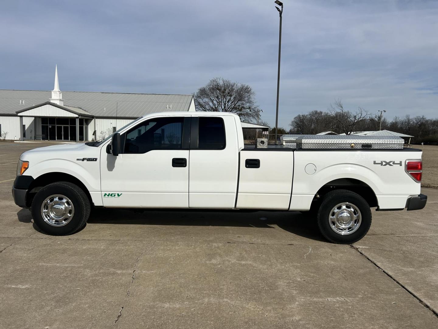 2012 White /Gray Ford F-150 XL SuperCab Bed 4WD (1FTVX1EF3CK) with an 5.0L V8 OHV 16V engine, 6-Speed Automatic transmission, located at 17760 Hwy 62, Morris, OK, 74445, (918) 733-4887, 35.609104, -95.877060 - 2012 FORD F-150 BI-FUEL SYSTEM RUNS ON CNG OR GASOLINE HAS THE 5.0L V8 AND IS 4WD. FEATURES POWER LOCKS, POWER WINDOWS, POWER MIRRORS, TOUCH SCREEN AM/FM STEREO, BLUETOOTH STEREO, CLOTH INTERIOR, BED LINER, CRUISE CONTROL, TRACTION CONTROL, TRAILER BRAKES, MULTI-FUNCTION STEERING CONTROL. A PREMIER - Photo#7