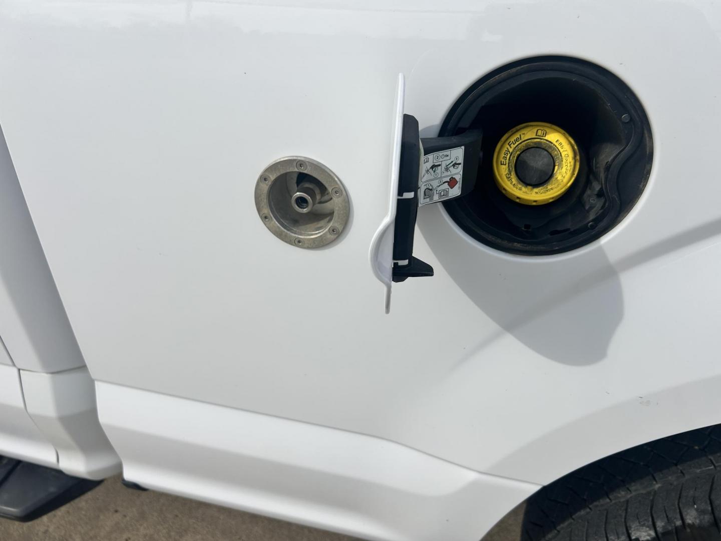 2017 White /Gray Ford F-150 XL SuperCab 5-ft. 4WD (1FTFX1EF8HK) with an 5.0L V8 engine, 6A transmission, located at 17760 Hwy 62, Morris, OK, 74445, (918) 733-4887, 35.609104, -95.877060 - 2017 FORD F150 XL SUPERCAB 5FT BED 4WD 5.0L V8 ENIGINE. BI-FUEL SYSTEM RUNS ON CNG OR GASOLINE. FEATURES KEYLESS REMOTE ENTRY, POWER LOCKS, POWER WINDOWS, POWER MIRRORS, AM/FM STEREO, SIRIUS XM STEREO, CD PLAYER, AUXILLARY PORT, CRUISE CONTROL, TRACTION CONTROL, MULTI-FUNCTIONING STEERING WHEEL CONT - Photo#19