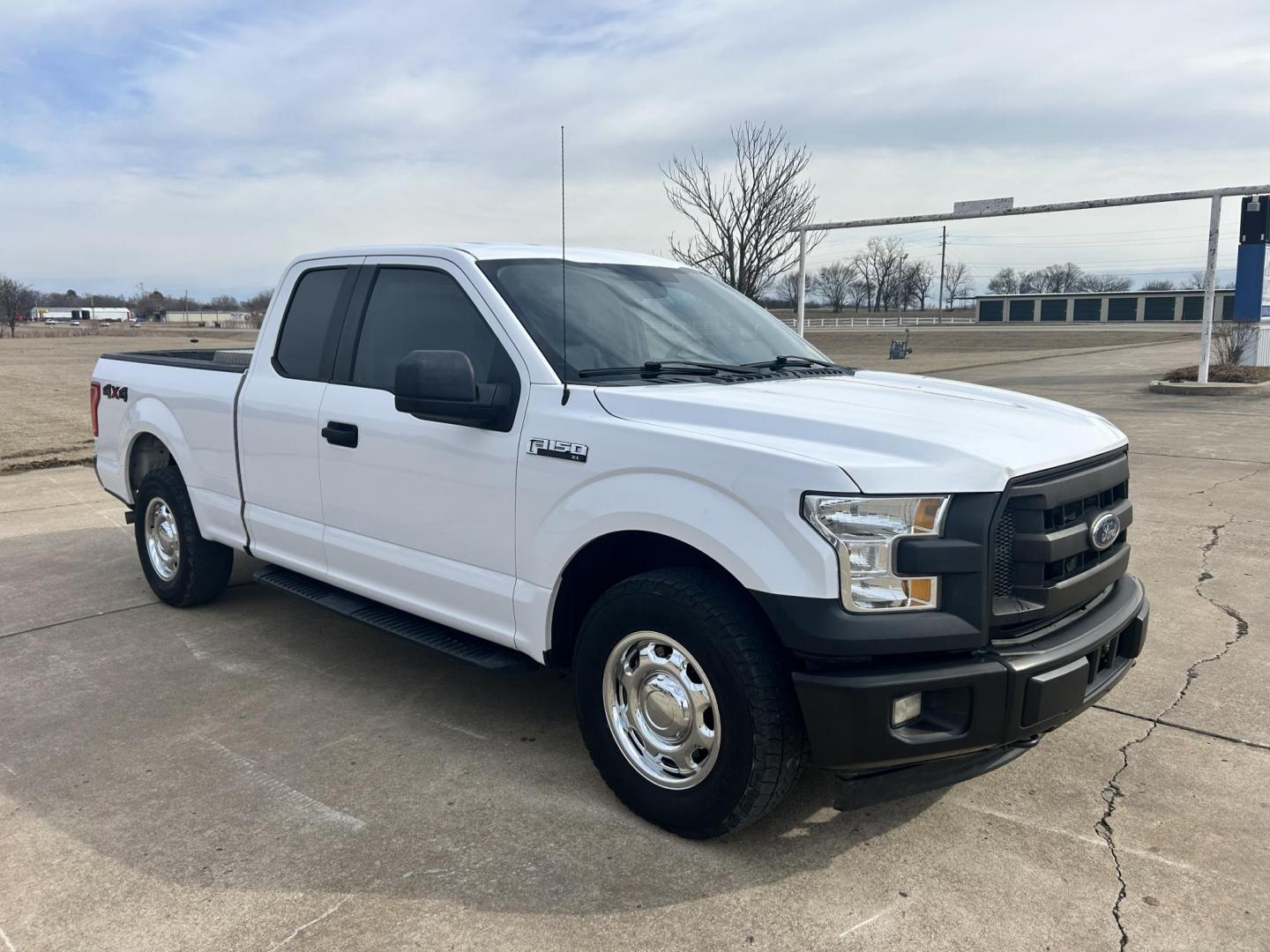 2017 White /Gray Ford F-150 XL SuperCab 5-ft. 4WD (1FTFX1EF8HK) with an 5.0L V8 engine, 6A transmission, located at 17760 Hwy 62, Morris, OK, 74445, (918) 733-4887, 35.609104, -95.877060 - 2017 FORD F150 XL SUPERCAB 5FT BED 4WD 5.0L V8 ENIGINE. BI-FUEL SYSTEM RUNS ON CNG OR GASOLINE. FEATURES KEYLESS REMOTE ENTRY, POWER LOCKS, POWER WINDOWS, POWER MIRRORS, AM/FM STEREO, SIRIUS XM STEREO, CD PLAYER, AUXILLARY PORT, CRUISE CONTROL, TRACTION CONTROL, MULTI-FUNCTIONING STEERING WHEEL CONT - Photo#2