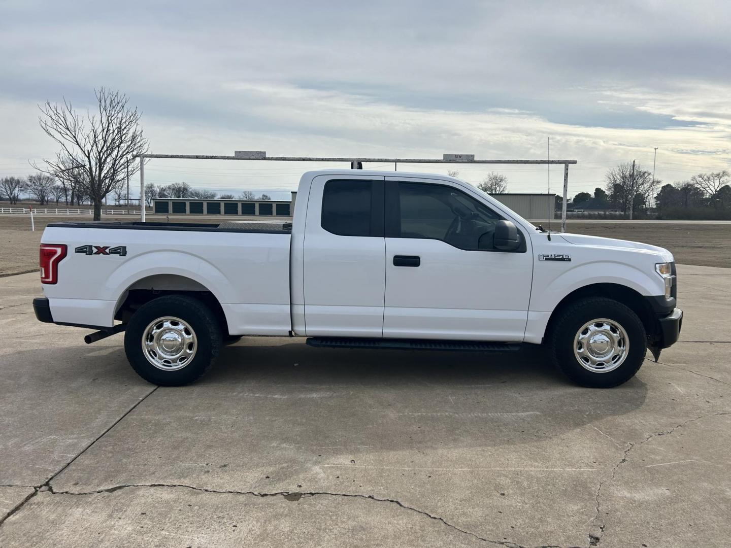 2017 White /Gray Ford F-150 XL SuperCab 5-ft. 4WD (1FTFX1EF8HK) with an 5.0L V8 engine, 6A transmission, located at 17760 Hwy 62, Morris, OK, 74445, (918) 733-4887, 35.609104, -95.877060 - 2017 FORD F150 XL SUPERCAB 5FT BED 4WD 5.0L V8 ENIGINE. BI-FUEL SYSTEM RUNS ON CNG OR GASOLINE. FEATURES KEYLESS REMOTE ENTRY, POWER LOCKS, POWER WINDOWS, POWER MIRRORS, AM/FM STEREO, SIRIUS XM STEREO, CD PLAYER, AUXILLARY PORT, CRUISE CONTROL, TRACTION CONTROL, MULTI-FUNCTIONING STEERING WHEEL CONT - Photo#3