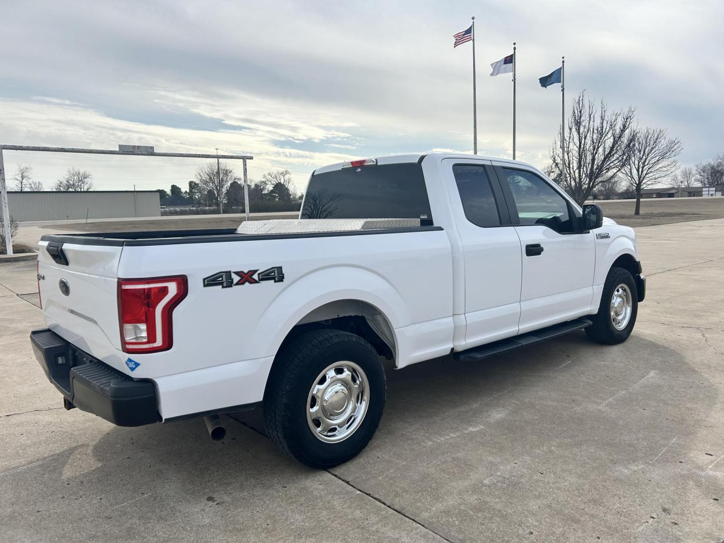 2017 White /Gray Ford F-150 XL SuperCab 5-ft. 4WD (1FTFX1EF8HK) with an 5.0L V8 engine, 6A transmission, located at 17760 Hwy 62, Morris, OK, 74445, (918) 733-4887, 35.609104, -95.877060 - 2017 FORD F150 XL SUPERCAB 5FT BED 4WD 5.0L V8 ENIGINE. BI-FUEL SYSTEM RUNS ON CNG OR GASOLINE. FEATURES KEYLESS REMOTE ENTRY, POWER LOCKS, POWER WINDOWS, POWER MIRRORS, AM/FM STEREO, SIRIUS XM STEREO, CD PLAYER, AUXILLARY PORT, CRUISE CONTROL, TRACTION CONTROL, MULTI-FUNCTIONING STEERING WHEEL CONT - Photo#4