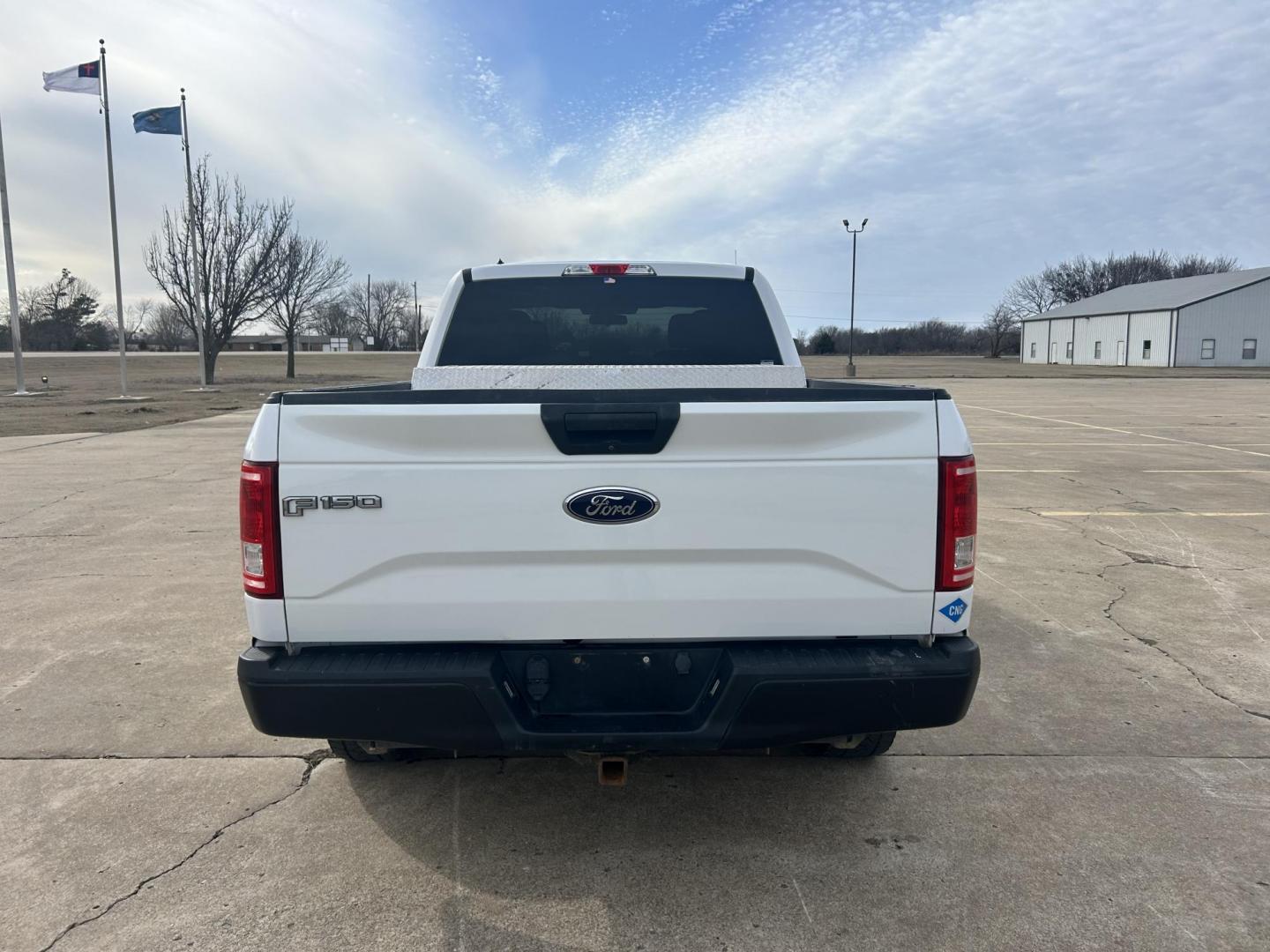 2017 White /Gray Ford F-150 XL SuperCab 5-ft. 4WD (1FTFX1EF8HK) with an 5.0L V8 engine, 6A transmission, located at 17760 Hwy 62, Morris, OK, 74445, (918) 733-4887, 35.609104, -95.877060 - 2017 FORD F150 XL SUPERCAB 5FT BED 4WD 5.0L V8 ENIGINE. BI-FUEL SYSTEM RUNS ON CNG OR GASOLINE. FEATURES KEYLESS REMOTE ENTRY, POWER LOCKS, POWER WINDOWS, POWER MIRRORS, AM/FM STEREO, SIRIUS XM STEREO, CD PLAYER, AUXILLARY PORT, CRUISE CONTROL, TRACTION CONTROL, MULTI-FUNCTIONING STEERING WHEEL CONT - Photo#5