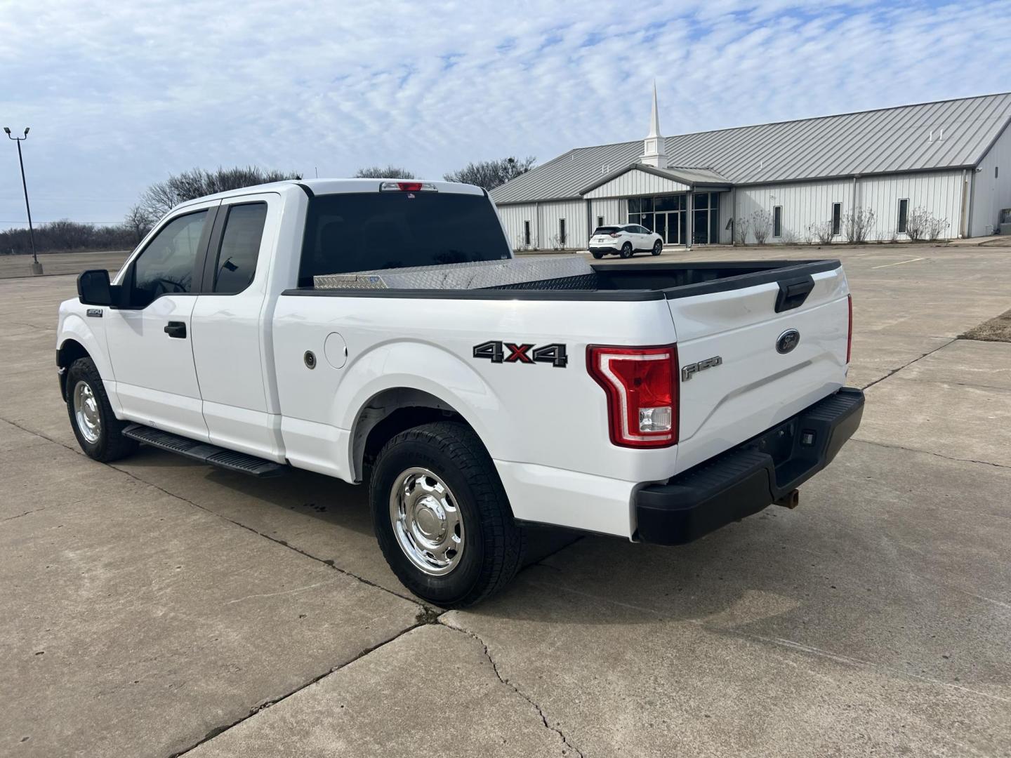 2017 White /Gray Ford F-150 XL SuperCab 5-ft. 4WD (1FTFX1EF8HK) with an 5.0L V8 engine, 6A transmission, located at 17760 Hwy 62, Morris, OK, 74445, (918) 733-4887, 35.609104, -95.877060 - 2017 FORD F150 XL SUPERCAB 5FT BED 4WD 5.0L V8 ENIGINE. BI-FUEL SYSTEM RUNS ON CNG OR GASOLINE. FEATURES KEYLESS REMOTE ENTRY, POWER LOCKS, POWER WINDOWS, POWER MIRRORS, AM/FM STEREO, SIRIUS XM STEREO, CD PLAYER, AUXILLARY PORT, CRUISE CONTROL, TRACTION CONTROL, MULTI-FUNCTIONING STEERING WHEEL CONT - Photo#6