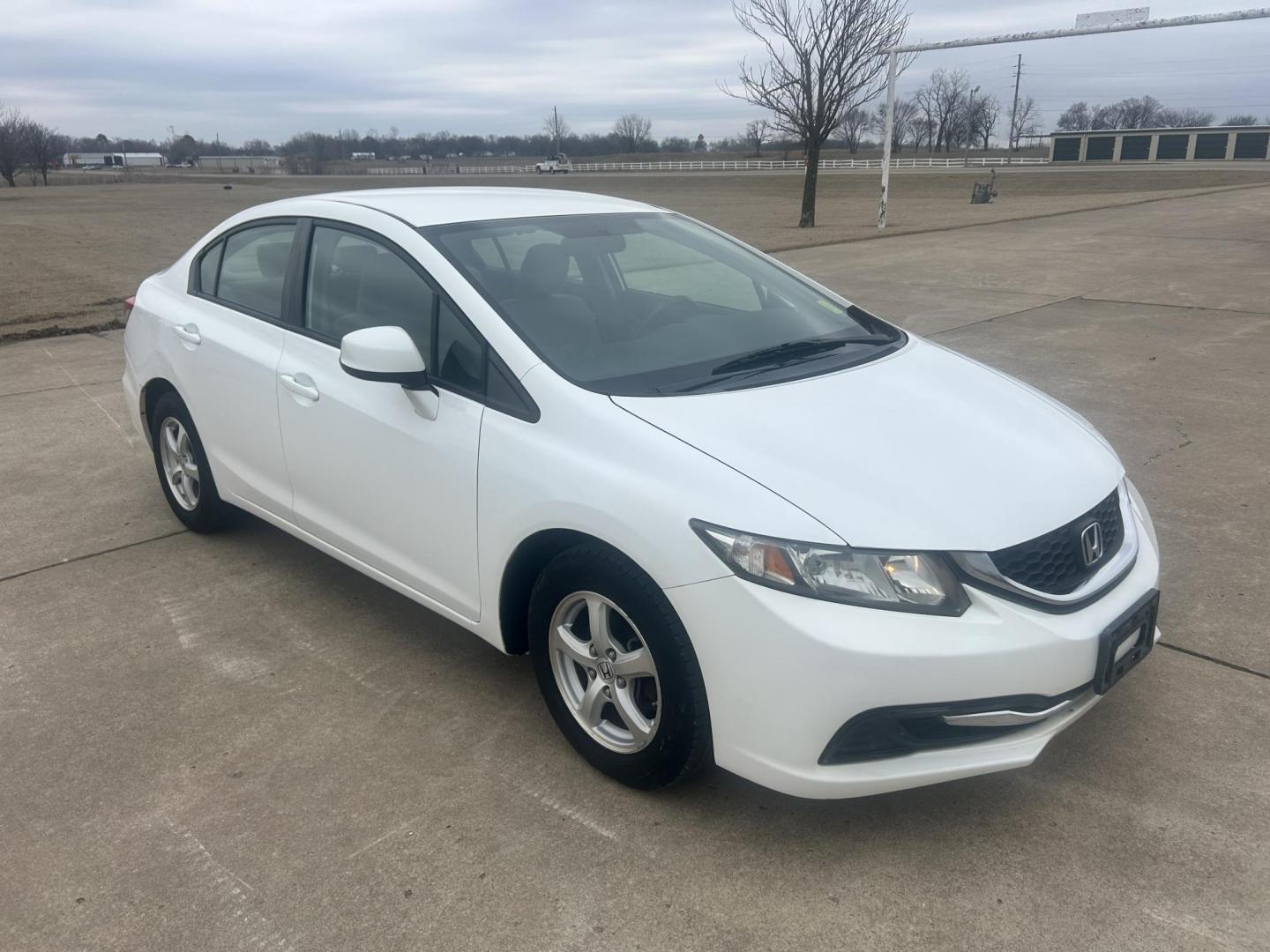 2013 White /TAN Honda Civic CNG Sedan 5-Speed AT (19XFB5F56DE) with an 1.8L L4 SOHC 16V CNG engine, 5A transmission, located at 17760 Hwy 62, Morris, OK, 74445, (918) 733-4887, 35.609104, -95.877060 - 2013 HONDA CIVIC DEDICATED CNG (RUNS ONLY ON COMPRESSED NATURAL GAS) HAS A 1.8L 4 CYLINDER ENGINE AND IS 2WD. FEATURES MANUAL SEATS, POWER LOCKS, POWER MIRRORS, POWER WINDOWS. HAS AM/FM RADIO, CD PLAYER, AUX PORT, USB PORT, CRUISE CONTROL, MULTI-FUNCTION STEERING WHEEL CONTROL, HANDS FREE CALLING, T - Photo#6