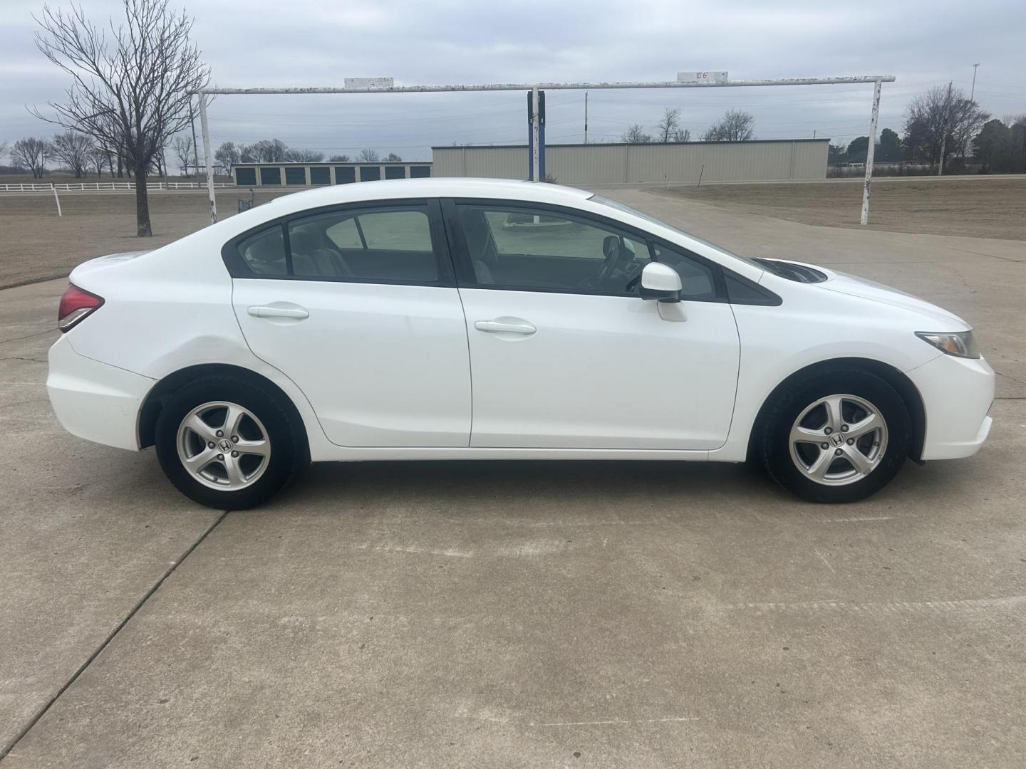 2013 White /TAN Honda Civic CNG Sedan 5-Speed AT (19XFB5F56DE) with an 1.8L L4 SOHC 16V CNG engine, 5A transmission, located at 17760 Hwy 62, Morris, OK, 74445, (918) 733-4887, 35.609104, -95.877060 - 2013 HONDA CIVIC DEDICATED CNG (RUNS ONLY ON COMPRESSED NATURAL GAS) HAS A 1.8L 4 CYLINDER ENGINE AND IS 2WD. FEATURES MANUAL SEATS, POWER LOCKS, POWER MIRRORS, POWER WINDOWS. HAS AM/FM RADIO, CD PLAYER, AUX PORT, USB PORT, CRUISE CONTROL, MULTI-FUNCTION STEERING WHEEL CONTROL, HANDS FREE CALLING, T - Photo#5
