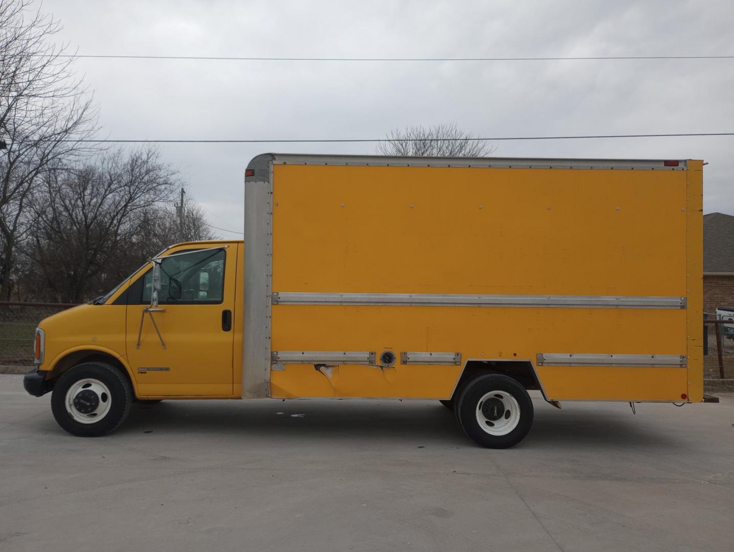 1997 YELLOW /Gray GMC Savana G3500 (1GDHG31R4V1) with an 5.7L V8 OHV 16V engine, 4-Speed Automatic transmission, located at 17760 Hwy 62, Morris, OK, 74445, (918) 733-4887, 35.609104, -95.877060 - 1997 GMC SAVANA BOX TRUCK 14.5 X 7.25FT HAS THE 5.7L V8 OHV 16V ENGINE. FEATURES CLOTH SEATS, MANUAL SEATS, MANUAL LOCKS, MANUAL WINDOWS, AND AM/FM RADIO. HAS ONLY 166,611 MILES, TIRES 225/75R16. HAS LOADING RAMP. CLEAN TITLE ***DAMAGE SHOWN IN PHOTOS*** $5,900 CALL RUSS, JONA OR HARLEY - Photo#4