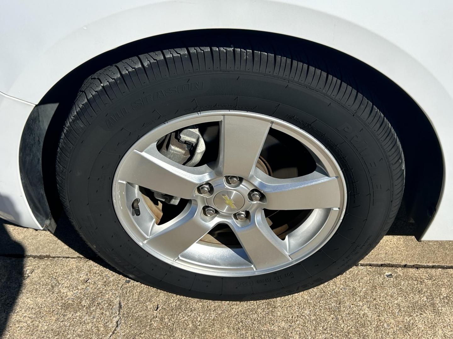 2015 White /Gray Chevrolet Cruze 1LT Auto (1G1PC5SB9F7) with an 1.4L L4 DOHC 16V TURBO engine, 6-Speed Automatic transmission, located at 17760 Hwy 62, Morris, OK, 74445, (918) 733-4887, 35.609104, -95.877060 - 2015 CHEVROLET CRUZE 1.4L L4 DOHC 16V TURBO FFV FWD, A BI-FUEL SYSTEM THAT RUNS ON CNG (COMPRESSED NATURAL GAS) OR GASOLINE. GREAT FOR YOUR EVERYDAY COMMUTE 42 MPG!!!!! THE CHEVROLET CRUZE FEATURES POWER LOCKS, POWER WINDOWS, POWER MIRRORS, MANUAL SEATS, CLOTH SEATS, AM/FM RADIO, CD PLAYER, ON STAR - Photo#22