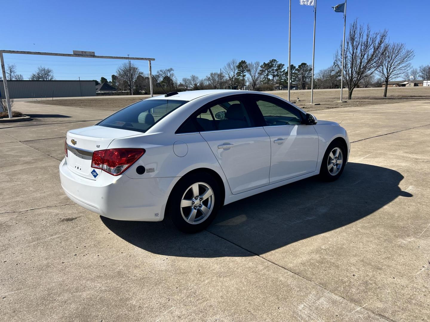 2015 White /Gray Chevrolet Cruze 1LT Auto (1G1PC5SB9F7) with an 1.4L L4 DOHC 16V TURBO engine, 6-Speed Automatic transmission, located at 17760 Hwy 62, Morris, OK, 74445, (918) 733-4887, 35.609104, -95.877060 - 2015 CHEVROLET CRUZE 1.4L L4 DOHC 16V TURBO FFV FWD, A BI-FUEL SYSTEM THAT RUNS ON CNG (COMPRESSED NATURAL GAS) OR GASOLINE. GREAT FOR YOUR EVERYDAY COMMUTE 42 MPG!!!!! THE CHEVROLET CRUZE FEATURES POWER LOCKS, POWER WINDOWS, POWER MIRRORS, MANUAL SEATS, CLOTH SEATS, AM/FM RADIO, CD PLAYER, ON STAR - Photo#4