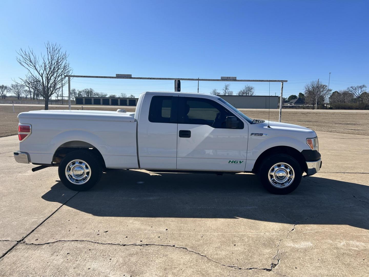 2014 White /Gray Ford F-150 XL (1FTEX1CM1EK) with an 3.7L V6 DOHC 24V engine, 6-Speed Automatic transmission, located at 17760 Hwy 62, Morris, OK, 74445, (918) 733-4887, 35.609104, -95.877060 - 2014 FORD F-150 XL SUPERCAB 7FT. BED 2WD 3.7L V6 BI-FUEL SYSTEM RUNS ON CNG OR GASOLINE. FEATURES KEYLESS REMOTE ENTRY, POWER LOCKS, POWER WINDOWS, AM/FM STEREO, SIRIUS XM STEREO, CD PLAYER, AUXILLARY PORT, CRUISE CONTROL, TRACTION CONTROL, MULTI-FUNCTIONING STEERING WHEEL CONTROLS, TRAILER HITCH, - Photo#3