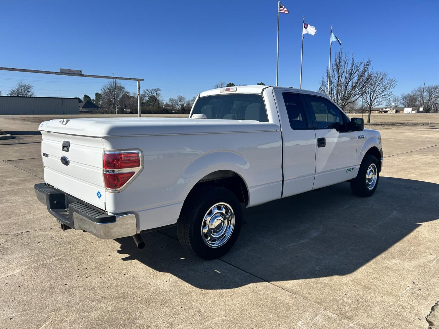 2014 White /Gray Ford F-150 XL (1FTEX1CM1EK) with an 3.7L V6 DOHC 24V engine, 6-Speed Automatic transmission, located at 17760 Hwy 62, Morris, OK, 74445, (918) 733-4887, 35.609104, -95.877060 - 2014 FORD F-150 XL SUPERCAB 7FT. BED 2WD 3.7L V6 BI-FUEL SYSTEM RUNS ON CNG OR GASOLINE. FEATURES KEYLESS REMOTE ENTRY, POWER LOCKS, POWER WINDOWS, AM/FM STEREO, SIRIUS XM STEREO, CD PLAYER, AUXILLARY PORT, CRUISE CONTROL, TRACTION CONTROL, MULTI-FUNCTIONING STEERING WHEEL CONTROLS, TRAILER HITCH, - Photo#5