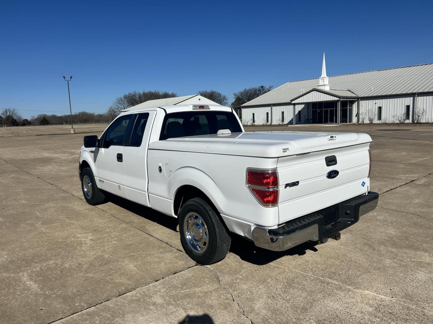 2014 White /Gray Ford F-150 XL (1FTEX1CM1EK) with an 3.7L V6 DOHC 24V engine, 6-Speed Automatic transmission, located at 17760 Hwy 62, Morris, OK, 74445, (918) 733-4887, 35.609104, -95.877060 - 2014 FORD F-150 XL SUPERCAB 7FT. BED 2WD 3.7L V6 BI-FUEL SYSTEM RUNS ON CNG OR GASOLINE. FEATURES KEYLESS REMOTE ENTRY, POWER LOCKS, POWER WINDOWS, AM/FM STEREO, SIRIUS XM STEREO, CD PLAYER, AUXILLARY PORT, CRUISE CONTROL, TRACTION CONTROL, MULTI-FUNCTIONING STEERING WHEEL CONTROLS, TRAILER HITCH, - Photo#6