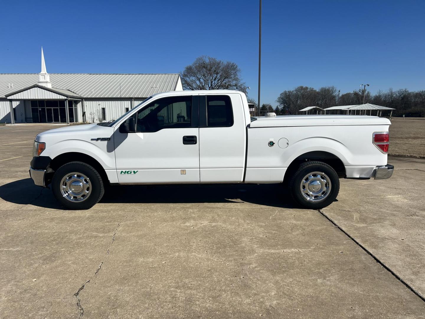 2014 White /Gray Ford F-150 XL (1FTEX1CM1EK) with an 3.7L V6 DOHC 24V engine, 6-Speed Automatic transmission, located at 17760 Hwy 62, Morris, OK, 74445, (918) 733-4887, 35.609104, -95.877060 - 2014 FORD F-150 XL SUPERCAB 7FT. BED 2WD 3.7L V6 BI-FUEL SYSTEM RUNS ON CNG OR GASOLINE. FEATURES KEYLESS REMOTE ENTRY, POWER LOCKS, POWER WINDOWS, AM/FM STEREO, SIRIUS XM STEREO, CD PLAYER, AUXILLARY PORT, CRUISE CONTROL, TRACTION CONTROL, MULTI-FUNCTIONING STEERING WHEEL CONTROLS, TRAILER HITCH, - Photo#7