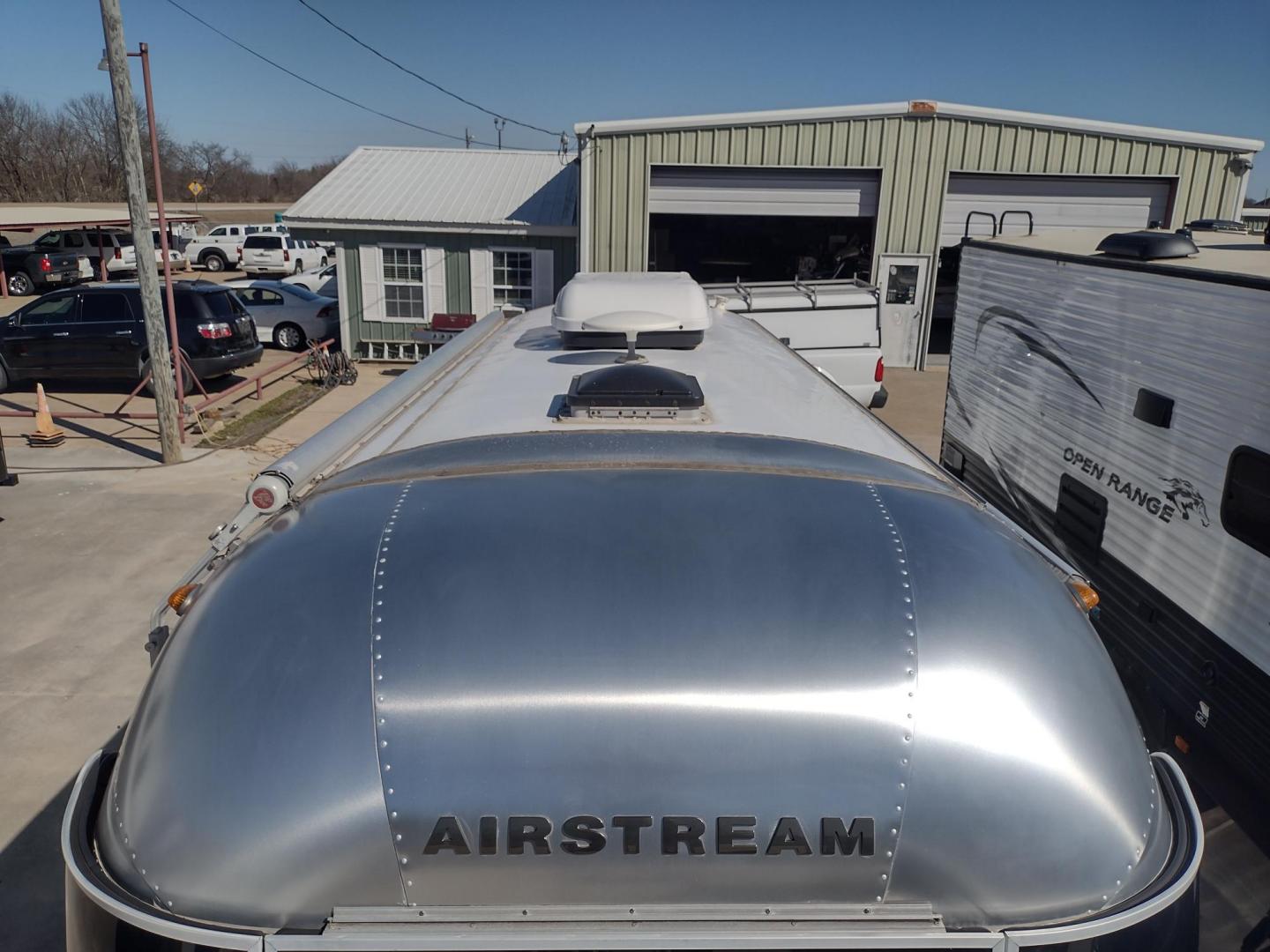 2016 Silver Airstream INTERNATIONAL SERENITY 23FB 23FB (1STKFAG29GJ) , located at 17760 Hwy 62, Morris, OK, 74445, 35.609104, -95.877060 - Photo#10