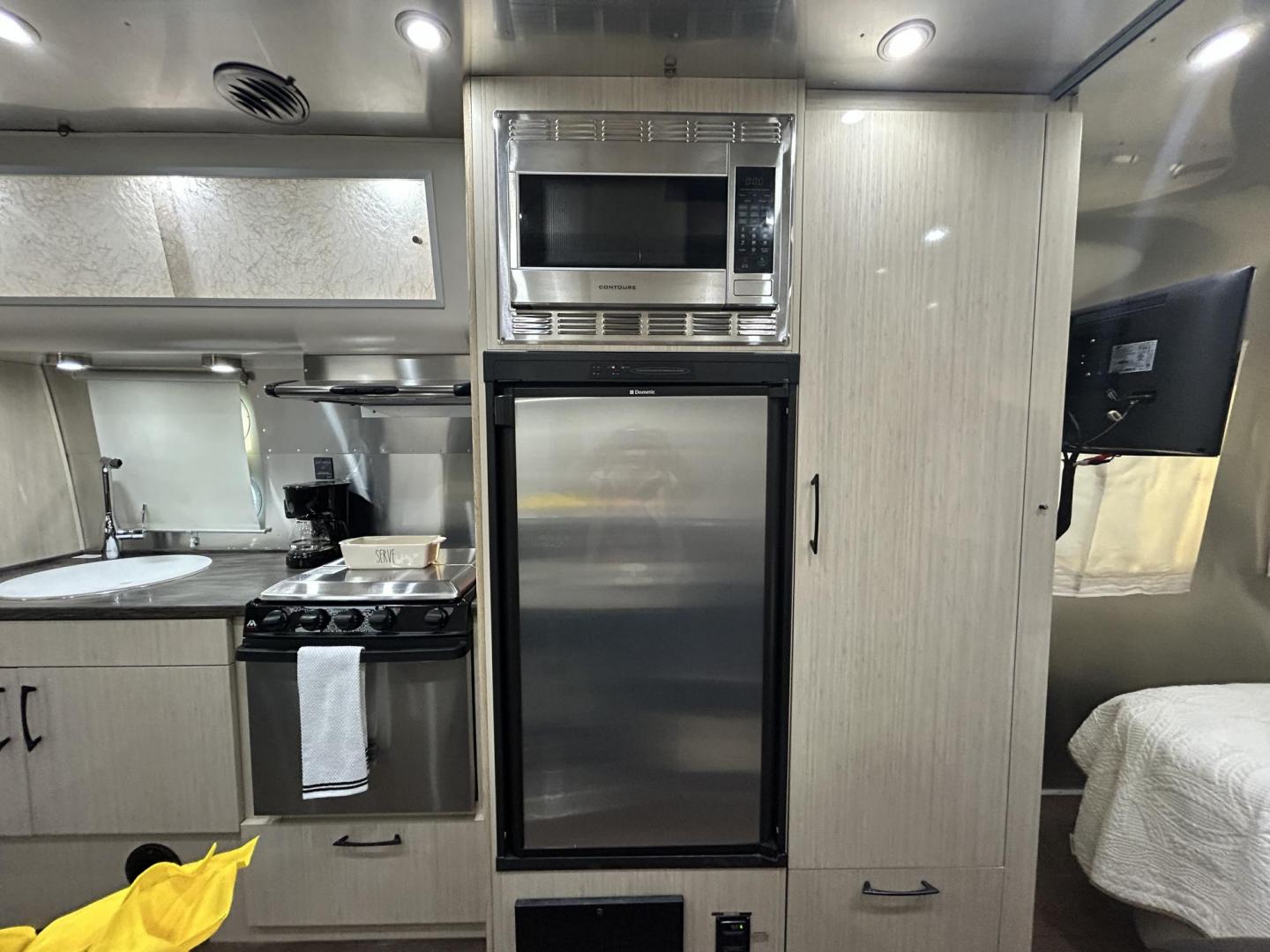 2016 Silver Airstream INTERNATIONAL SERENITY 23FB 23FB (1STKFAG29GJ) , located at 17760 Hwy 62, Morris, OK, 74445, 35.609104, -95.877060 - Photo#15