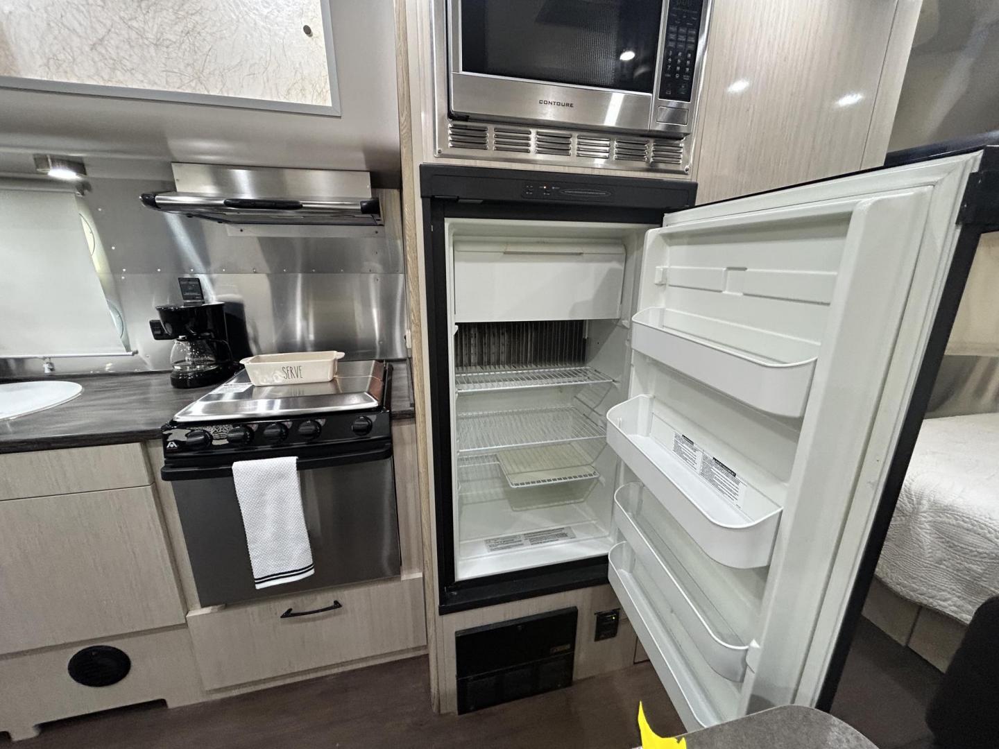 2016 Silver Airstream INTERNATIONAL SERENITY 23FB 23FB (1STKFAG29GJ) , located at 17760 Hwy 62, Morris, OK, 74445, 35.609104, -95.877060 - Photo#16