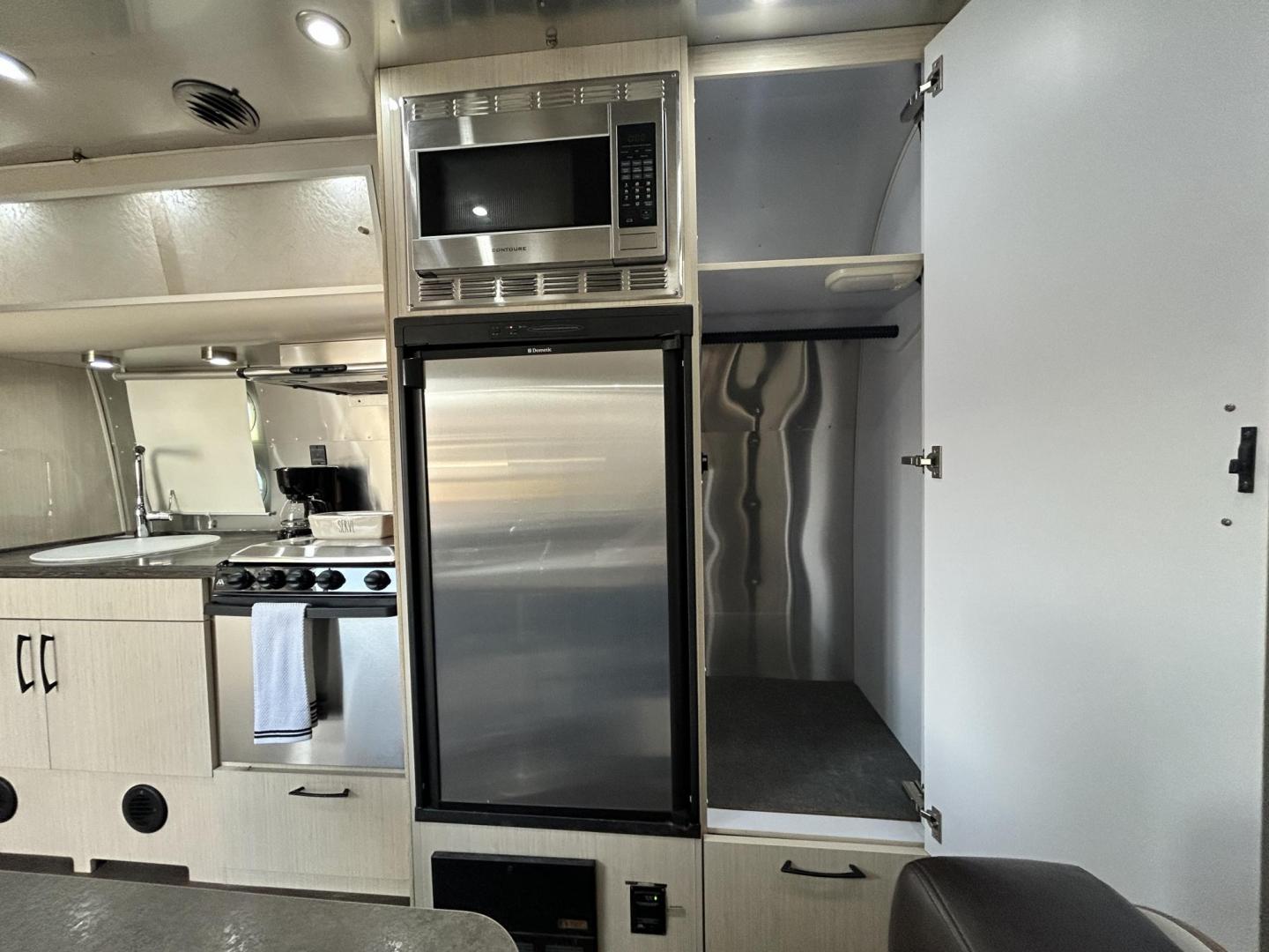 2016 Silver Airstream INTERNATIONAL SERENITY 23FB 23FB (1STKFAG29GJ) , located at 17760 Hwy 62, Morris, OK, 74445, 35.609104, -95.877060 - Photo#17