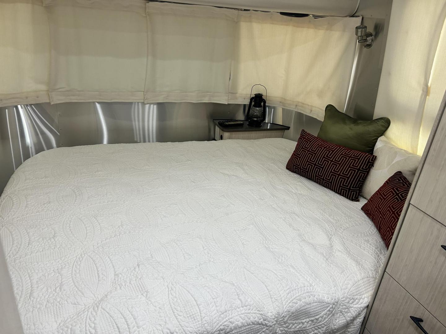 2016 Silver Airstream INTERNATIONAL SERENITY 23FB 23FB (1STKFAG29GJ) , located at 17760 Hwy 62, Morris, OK, 74445, 35.609104, -95.877060 - Photo#18