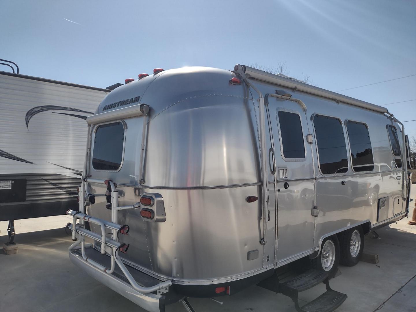 2016 Silver Airstream INTERNATIONAL SERENITY 23FB 23FB (1STKFAG29GJ) , located at 17760 Hwy 62, Morris, OK, 74445, 35.609104, -95.877060 - Photo#4