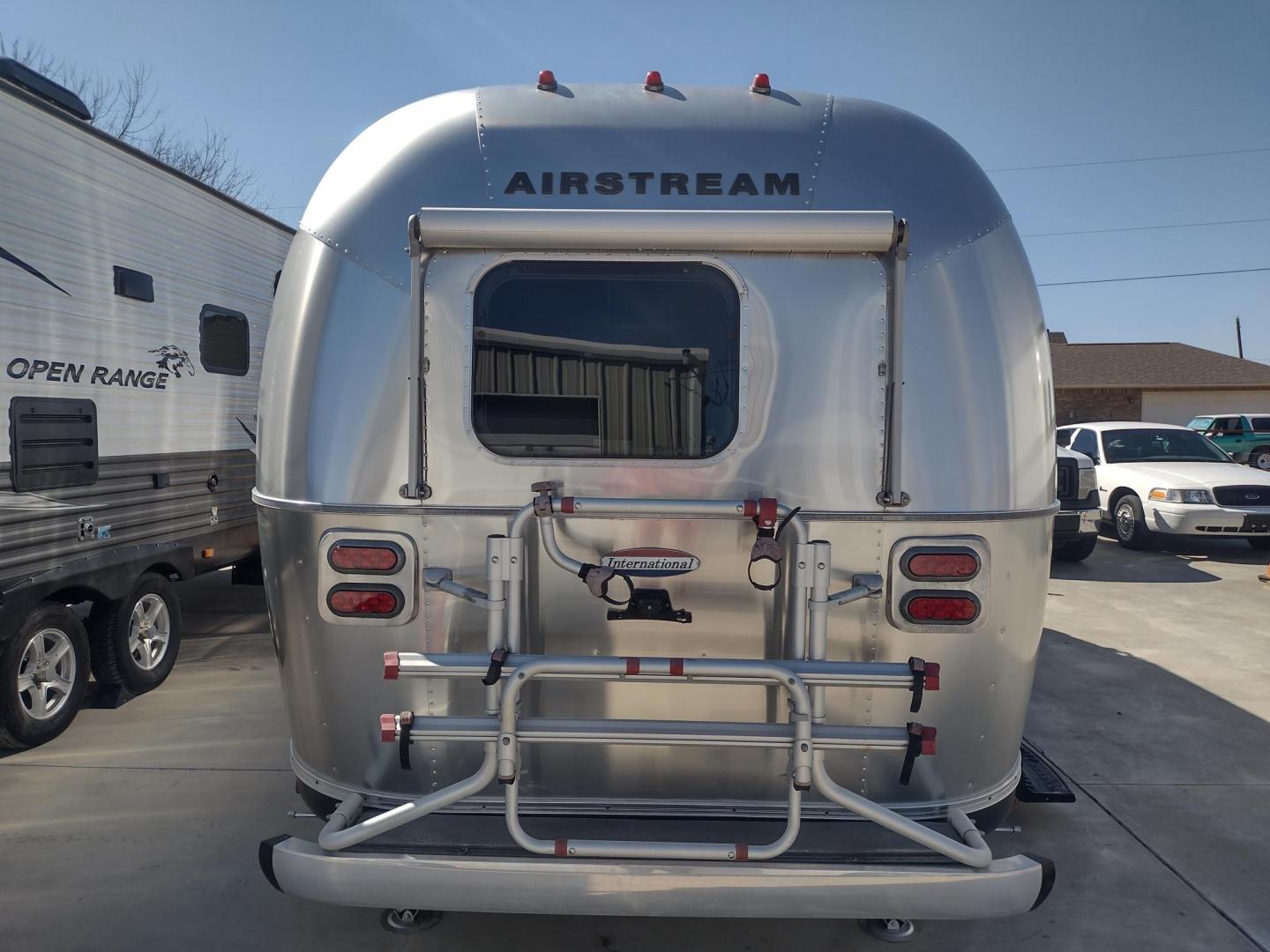 2016 Silver Airstream INTERNATIONAL SERENITY 23FB 23FB (1STKFAG29GJ) , located at 17760 Hwy 62, Morris, OK, 74445, 35.609104, -95.877060 - Photo#5