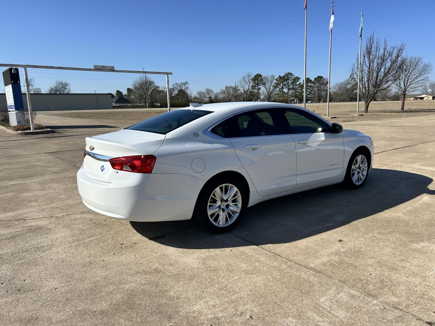 2016 White /Gray Chevrolet Impala CNG 2FL (2G11Y5SN2G9) with an 3.6L V6 DOHC 24V CNG engine, 6A transmission, located at 17760 Hwy 62, Morris, OK, 74445, (918) 733-4887, 35.609104, -95.877060 - 2016 CHEVY IMPALA HAS THE 3.6 V6 ENGINE AND IS FWD. THE IMPALA IS A BI-FUEL CAR THAT RUNS ON BOTH CNG (COMPRESSED NATUAL GAS) OR GASOLINE. THIS CAR FEATURES KEYLESS REMOTE START, KEYLESS REMOTE ENTRY, POWER LOCKS, POWER WINDOWS, POWER SEATS, POWER MIRRORS, AM/FM STEREO, CLOTH SEATS, BACK UP CAMERA, - Photo#4