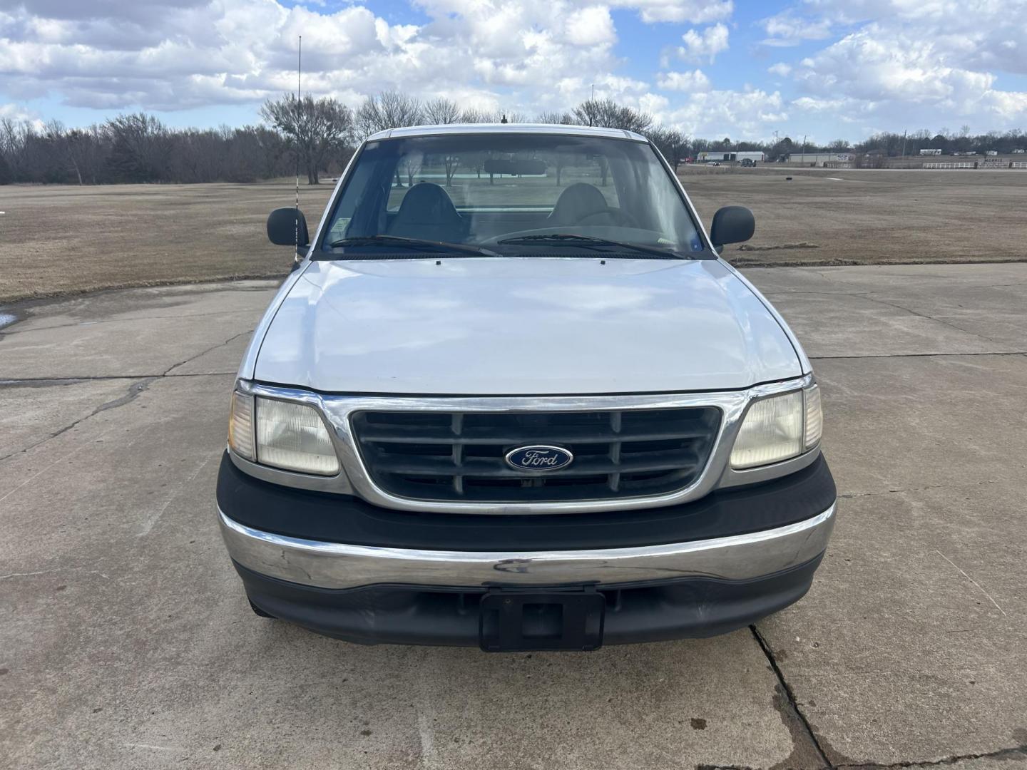 2000 White /Gray Ford F-150 (1FTPF17M4YK) with an 5.4L V8 SOHC 16V engine, located at 17760 Hwy 62, Morris, OK, 74445, (918) 733-4887, 35.609104, -95.877060 - 2000 FORD F150 2WD HAS THE 5.4L V8 SOHC 16V 5FT. BED DEDICATED CNG ONLY RUNS ON COMPRESSED NATURAL GAS AND DOES NOT RUN ON GASOLINE. FEATURES MANUAL WINDOWS, MANUAL LOCKS, MANUAL MIRRORS, LEATHER BENCH SEAT, CRUISE CONTROL, AM/FM RADIO, AC AND HEAT, GOODYEAR TIRES 245/75R16. ONLY 157,395 MILES. THI - Photo#1