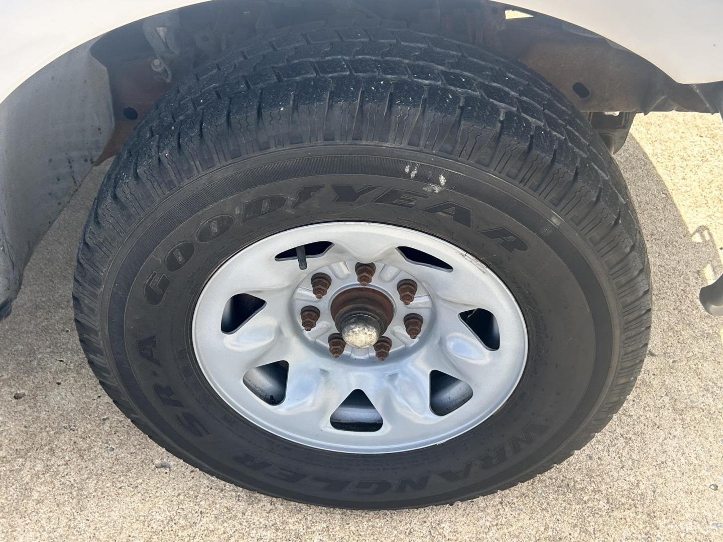 2000 White /Gray Ford F-150 (1FTPF17M4YK) with an 5.4L V8 SOHC 16V engine, located at 17760 Hwy 62, Morris, OK, 74445, (918) 733-4887, 35.609104, -95.877060 - 2000 FORD F150 2WD HAS THE 5.4L V8 SOHC 16V 5FT. BED DEDICATED CNG ONLY RUNS ON COMPRESSED NATURAL GAS AND DOES NOT RUN ON GASOLINE. FEATURES MANUAL WINDOWS, MANUAL LOCKS, MANUAL MIRRORS, LEATHER BENCH SEAT, CRUISE CONTROL, AM/FM RADIO, AC AND HEAT, GOODYEAR TIRES 245/75R16. ONLY 157,395 MILES. THI - Photo#22