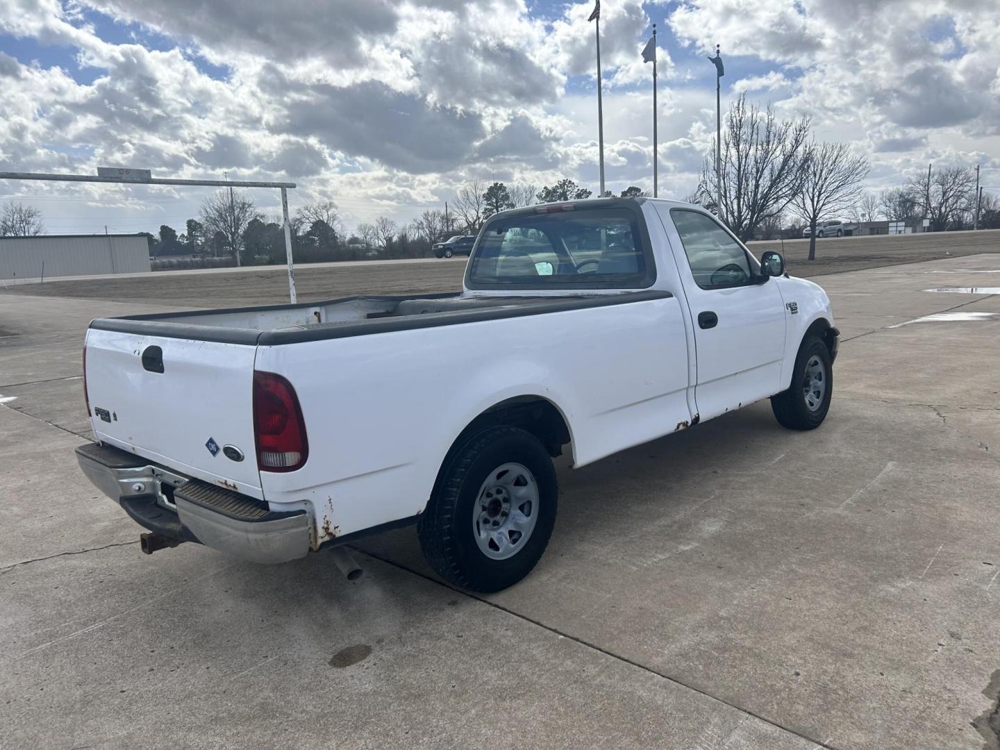 2000 White /Gray Ford F-150 (1FTPF17M4YK) with an 5.4L V8 SOHC 16V engine, located at 17760 Hwy 62, Morris, OK, 74445, (918) 733-4887, 35.609104, -95.877060 - 2000 FORD F150 2WD HAS THE 5.4L V8 SOHC 16V 5FT. BED DEDICATED CNG ONLY RUNS ON COMPRESSED NATURAL GAS AND DOES NOT RUN ON GASOLINE. FEATURES MANUAL WINDOWS, MANUAL LOCKS, MANUAL MIRRORS, LEATHER BENCH SEAT, CRUISE CONTROL, AM/FM RADIO, AC AND HEAT, GOODYEAR TIRES 245/75R16. ONLY 157,395 MILES. THI - Photo#4