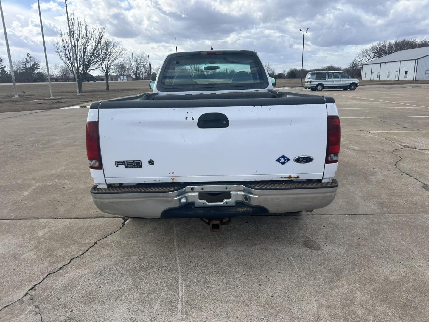 2000 White /Gray Ford F-150 (1FTPF17M4YK) with an 5.4L V8 SOHC 16V engine, located at 17760 Hwy 62, Morris, OK, 74445, (918) 733-4887, 35.609104, -95.877060 - 2000 FORD F150 2WD HAS THE 5.4L V8 SOHC 16V 5FT. BED DEDICATED CNG ONLY RUNS ON COMPRESSED NATURAL GAS AND DOES NOT RUN ON GASOLINE. FEATURES MANUAL WINDOWS, MANUAL LOCKS, MANUAL MIRRORS, LEATHER BENCH SEAT, CRUISE CONTROL, AM/FM RADIO, AC AND HEAT, GOODYEAR TIRES 245/75R16. ONLY 157,395 MILES. THI - Photo#5