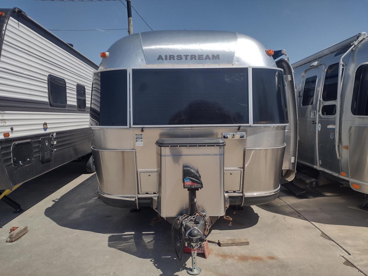 2003 Silver /TAN AIRSTREAM M30 LIMITED M30 LIMITED (1STJBBP213J) , located at 17760 Hwy 62, Morris, OK, 74445, 35.609104, -95.877060 - GRAB IT WHILE YOU CAN!!! 2003 AIRSTREAM CLASSIC LIMITED M30 WITH SLIDE OUT OVERALL 31FT. IN THE LIVING/KITCHEN AREA IS LEATHER SOFA THAT FOLDS DOWN FOR ADDITIONAL SLEEPING, STORAGE DRAWER UNDER SOFA, HAS A SIDE TABLE, OVERHEAD STORAGE CABINETS, LEATHER BOOTH STYLE DINETTE THAT FOLDS DOWN FOR ADDITIO - Photo#1