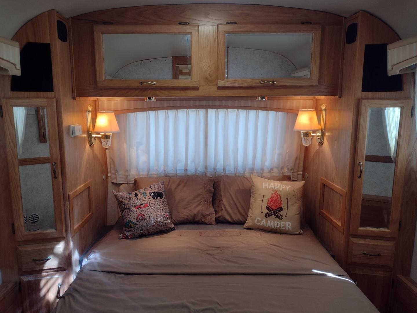 2003 Silver /TAN AIRSTREAM M30 LIMITED M30 LIMITED (1STJBBP213J) , located at 17760 Hwy 62, Morris, OK, 74445, 35.609104, -95.877060 - GRAB IT WHILE YOU CAN!!! 2003 AIRSTREAM CLASSIC LIMITED M30 WITH SLIDE OUT OVERALL 31FT. IN THE LIVING/KITCHEN AREA IS LEATHER SOFA THAT FOLDS DOWN FOR ADDITIONAL SLEEPING, STORAGE DRAWER UNDER SOFA, HAS A SIDE TABLE, OVERHEAD STORAGE CABINETS, LEATHER BOOTH STYLE DINETTE THAT FOLDS DOWN FOR ADDITIO - Photo#30