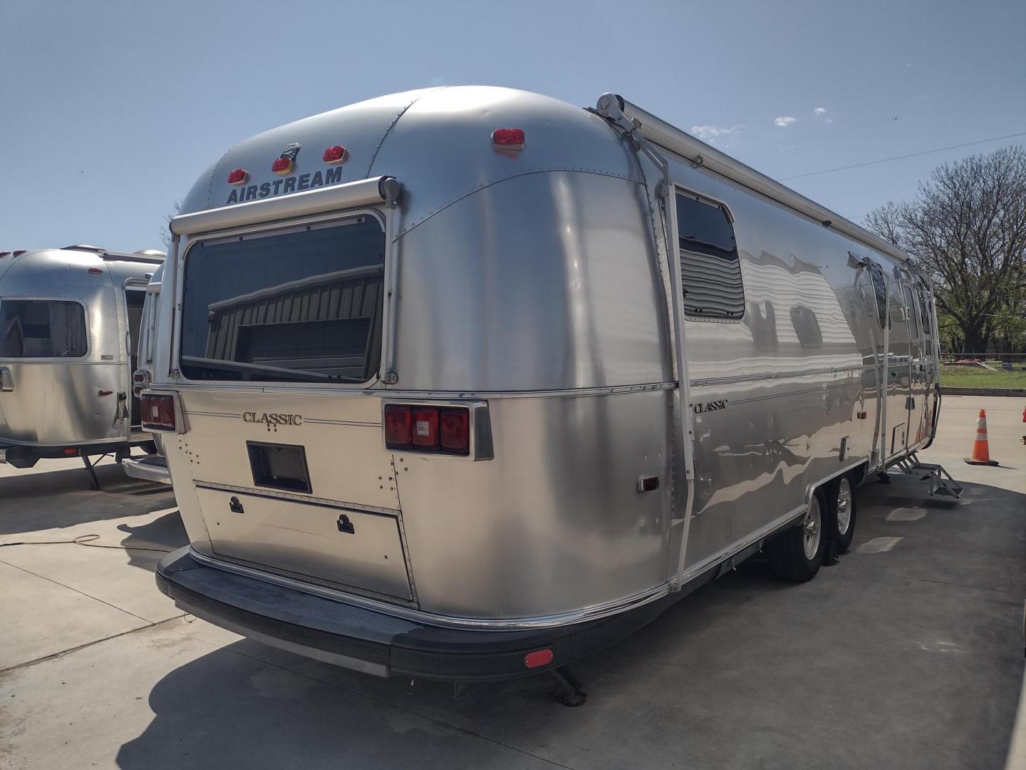 2003 Silver /TAN AIRSTREAM M30 LIMITED M30 LIMITED (1STJBBP213J) , located at 17760 Hwy 62, Morris, OK, 74445, 35.609104, -95.877060 - GRAB IT WHILE YOU CAN!!! 2003 AIRSTREAM CLASSIC LIMITED M30 WITH SLIDE OUT OVERALL 31FT. IN THE LIVING/KITCHEN AREA IS LEATHER SOFA THAT FOLDS DOWN FOR ADDITIONAL SLEEPING, STORAGE DRAWER UNDER SOFA, HAS A SIDE TABLE, OVERHEAD STORAGE CABINETS, LEATHER BOOTH STYLE DINETTE THAT FOLDS DOWN FOR ADDITIO - Photo#3