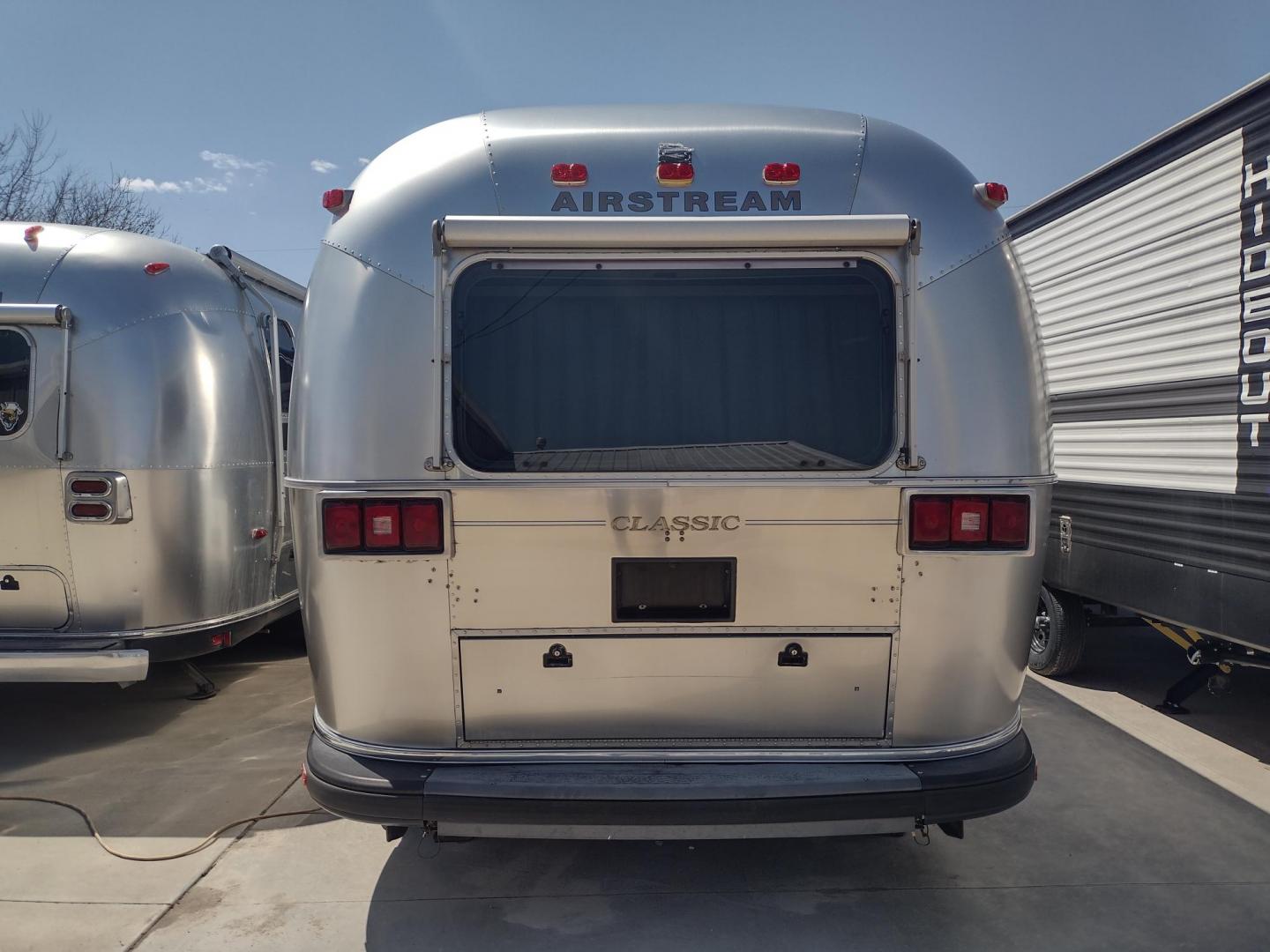 2003 Silver /TAN AIRSTREAM M30 LIMITED M30 LIMITED (1STJBBP213J) , located at 17760 Hwy 62, Morris, OK, 74445, 35.609104, -95.877060 - GRAB IT WHILE YOU CAN!!! 2003 AIRSTREAM CLASSIC LIMITED M30 WITH SLIDE OUT OVERALL 31FT. IN THE LIVING/KITCHEN AREA IS LEATHER SOFA THAT FOLDS DOWN FOR ADDITIONAL SLEEPING, STORAGE DRAWER UNDER SOFA, HAS A SIDE TABLE, OVERHEAD STORAGE CABINETS, LEATHER BOOTH STYLE DINETTE THAT FOLDS DOWN FOR ADDITIO - Photo#5
