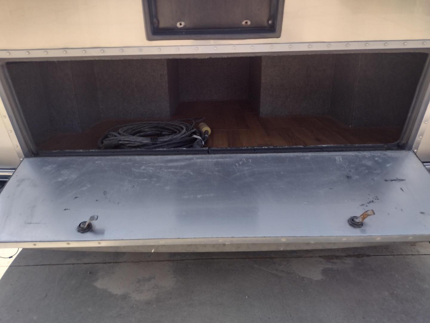 2003 Silver /TAN AIRSTREAM M30 LIMITED M30 LIMITED (1STJBBP213J) , located at 17760 Hwy 62, Morris, OK, 74445, 35.609104, -95.877060 - GRAB IT WHILE YOU CAN!!! 2003 AIRSTREAM CLASSIC LIMITED M30 WITH SLIDE OUT OVERALL 31FT. IN THE LIVING/KITCHEN AREA IS LEATHER SOFA THAT FOLDS DOWN FOR ADDITIONAL SLEEPING, STORAGE DRAWER UNDER SOFA, HAS A SIDE TABLE, OVERHEAD STORAGE CABINETS, LEATHER BOOTH STYLE DINETTE THAT FOLDS DOWN FOR ADDITIO - Photo#7