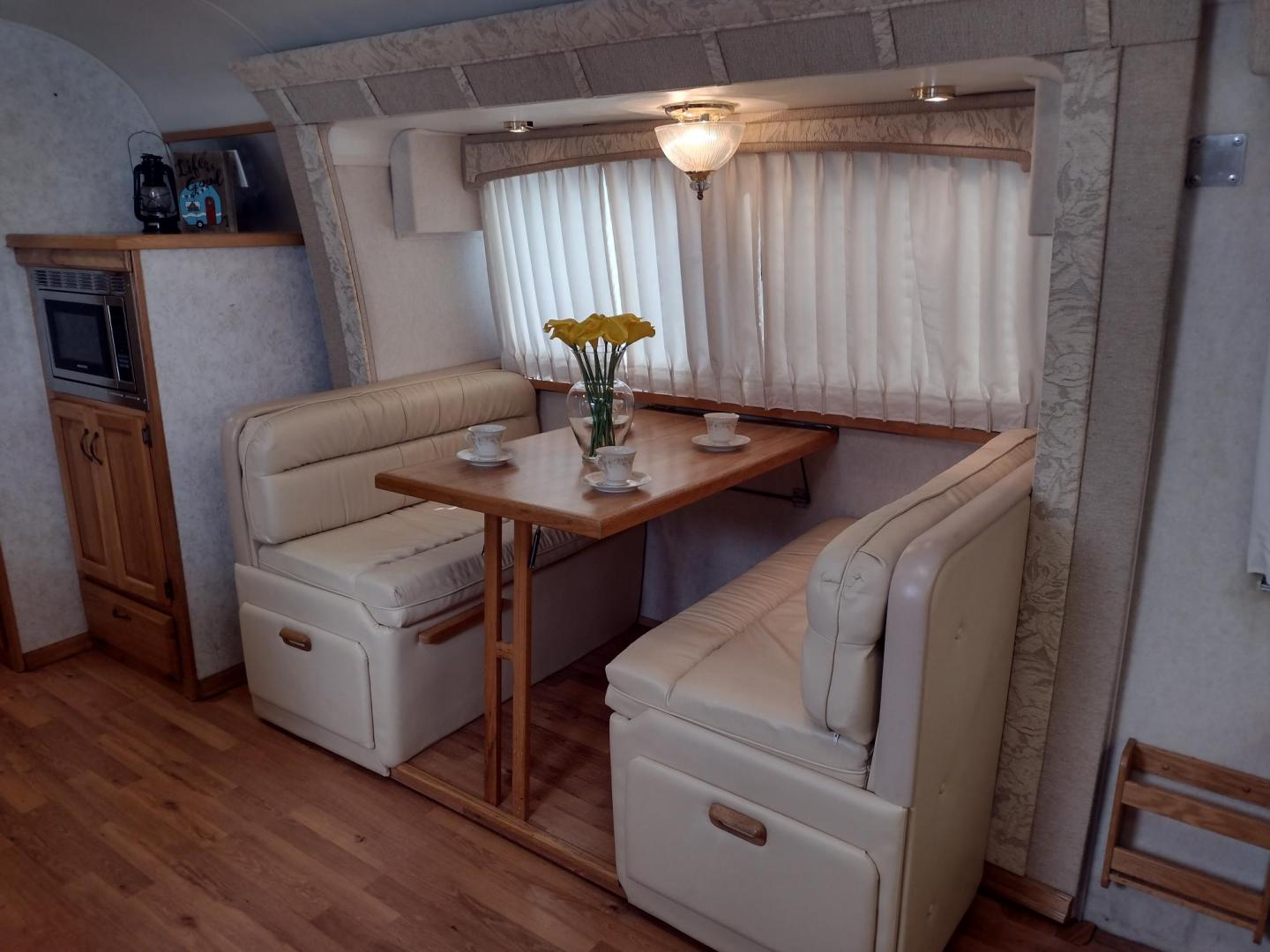2003 Silver /TAN AIRSTREAM M30 LIMITED M30 LIMITED (1STJBBP213J) , located at 17760 Hwy 62, Morris, OK, 74445, 35.609104, -95.877060 - GRAB IT WHILE YOU CAN!!! 2003 AIRSTREAM CLASSIC LIMITED M30 WITH SLIDE OUT OVERALL 31FT. IN THE LIVING/KITCHEN AREA IS LEATHER SOFA THAT FOLDS DOWN FOR ADDITIONAL SLEEPING, STORAGE DRAWER UNDER SOFA, HAS A SIDE TABLE, OVERHEAD STORAGE CABINETS, LEATHER BOOTH STYLE DINETTE THAT FOLDS DOWN FOR ADDITIO - Photo#12