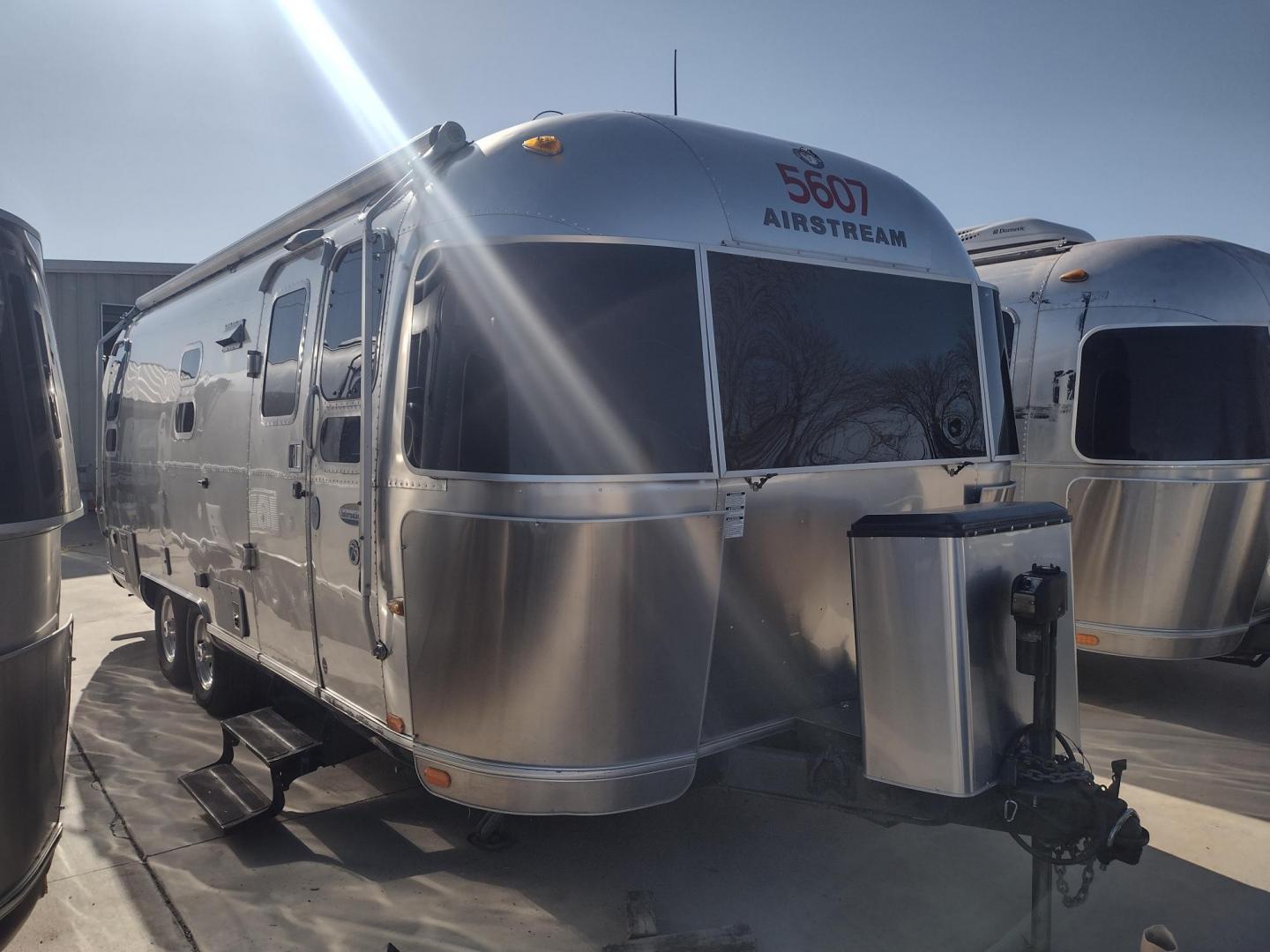 2007 Silver Airstream OCEAN BREEZE 25CCD 25CCD (1STCFYJ2X7J) , located at 17760 Hwy 62, Morris, OK, 74445, 35.609104, -95.877060 - CAMPING SEASON IS HERE GRAB IT WHILE YOU CAN!!! A 2007 AIRSTREAM INTERNATIONAL OCEAN BREEZE 25CCD OVERALL 26FT. IN THE FRONT IS THE LIVING/KITCHEN AREA THAT FEATURES A CLOTH COUCH WITH OVERHEAD CABINET, STORAGE UNDER THE COUCH, BOOTH STYLE DINETTE THAT FOLDS DOWN FOR ADDITIONAL SLEEPING, OVERHEAD C - Photo#2